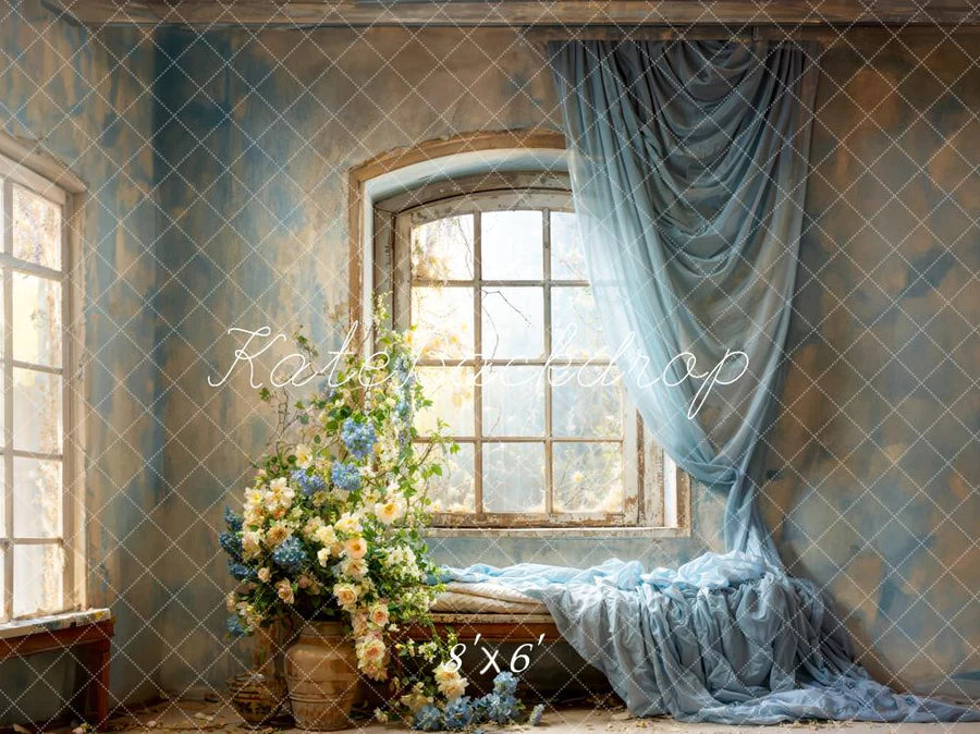 Kate Frühling Blaue Vorhänge Blumen Fenster Zimmer Hintergrund von Emetselch