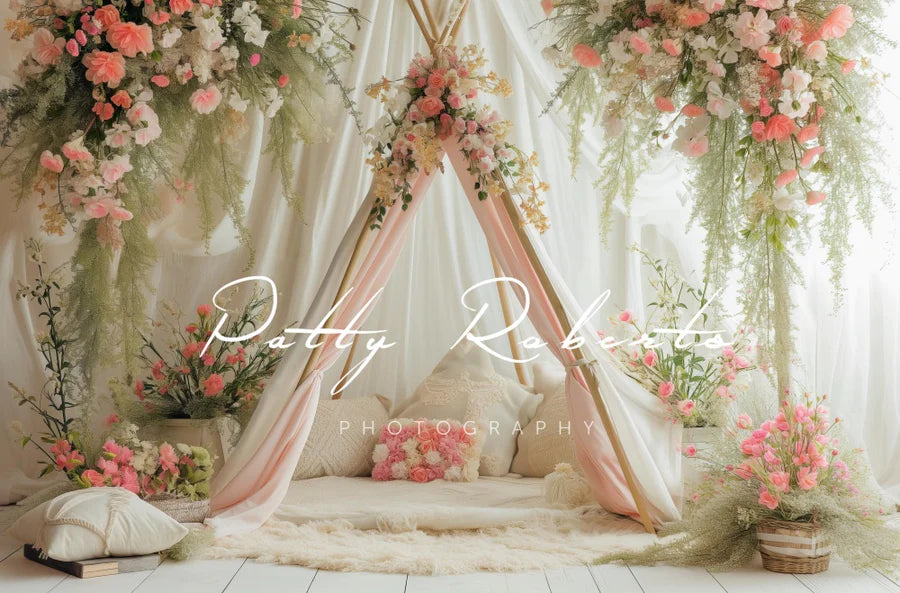 Kate Weißer Frühling Teepee mit Blumen Hintergrund von Patty Roberts