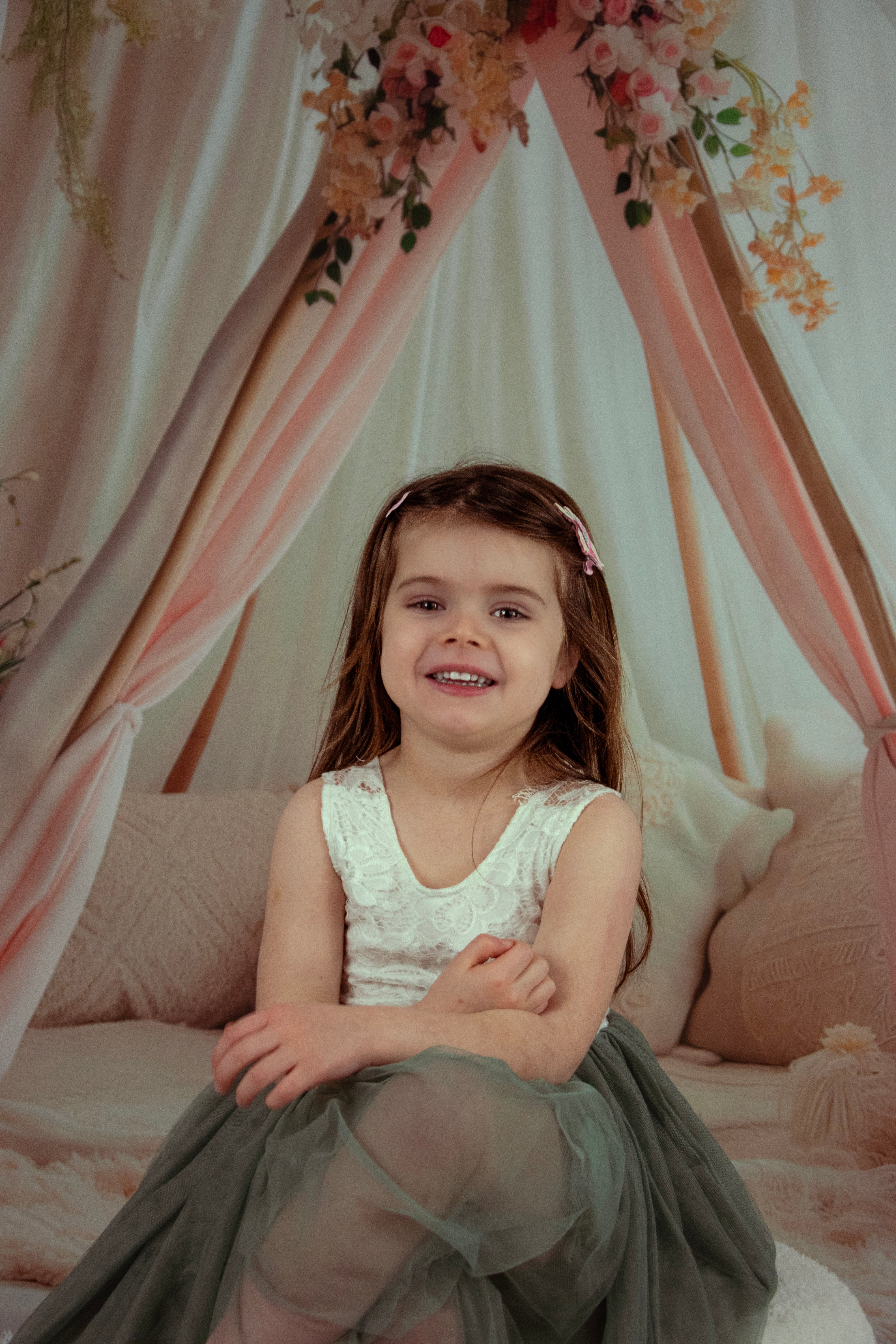 Kate Weißer Frühling Teepee mit Blumen Hintergrund von Patty Roberts - Kate Backdrop.de