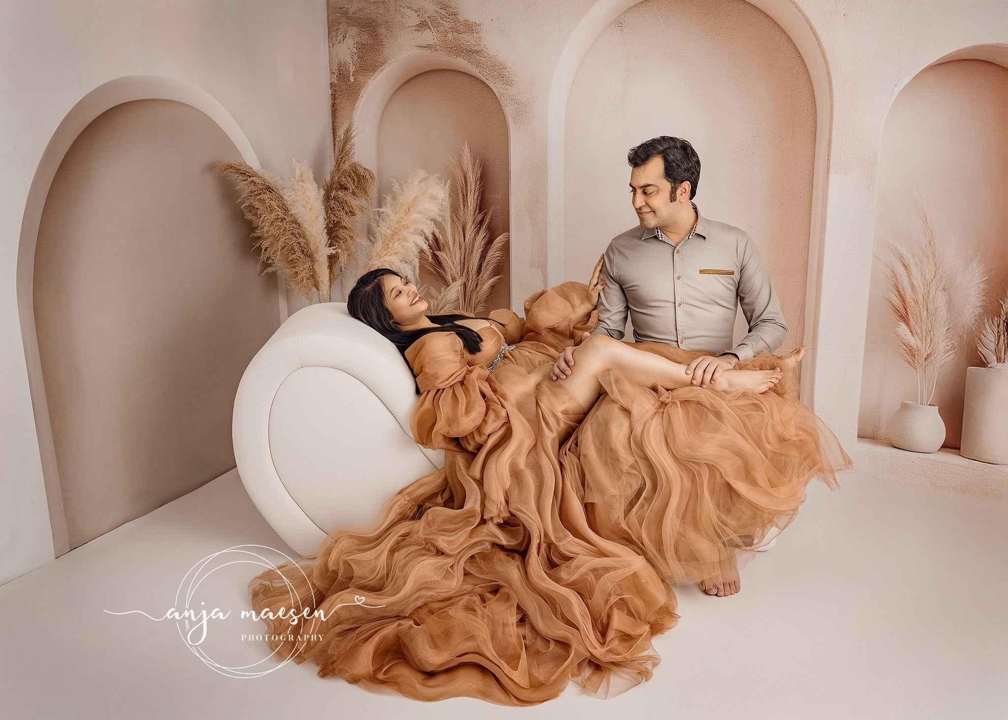 Kate Beige Bogen Wandhintergrund von Patty Roberts