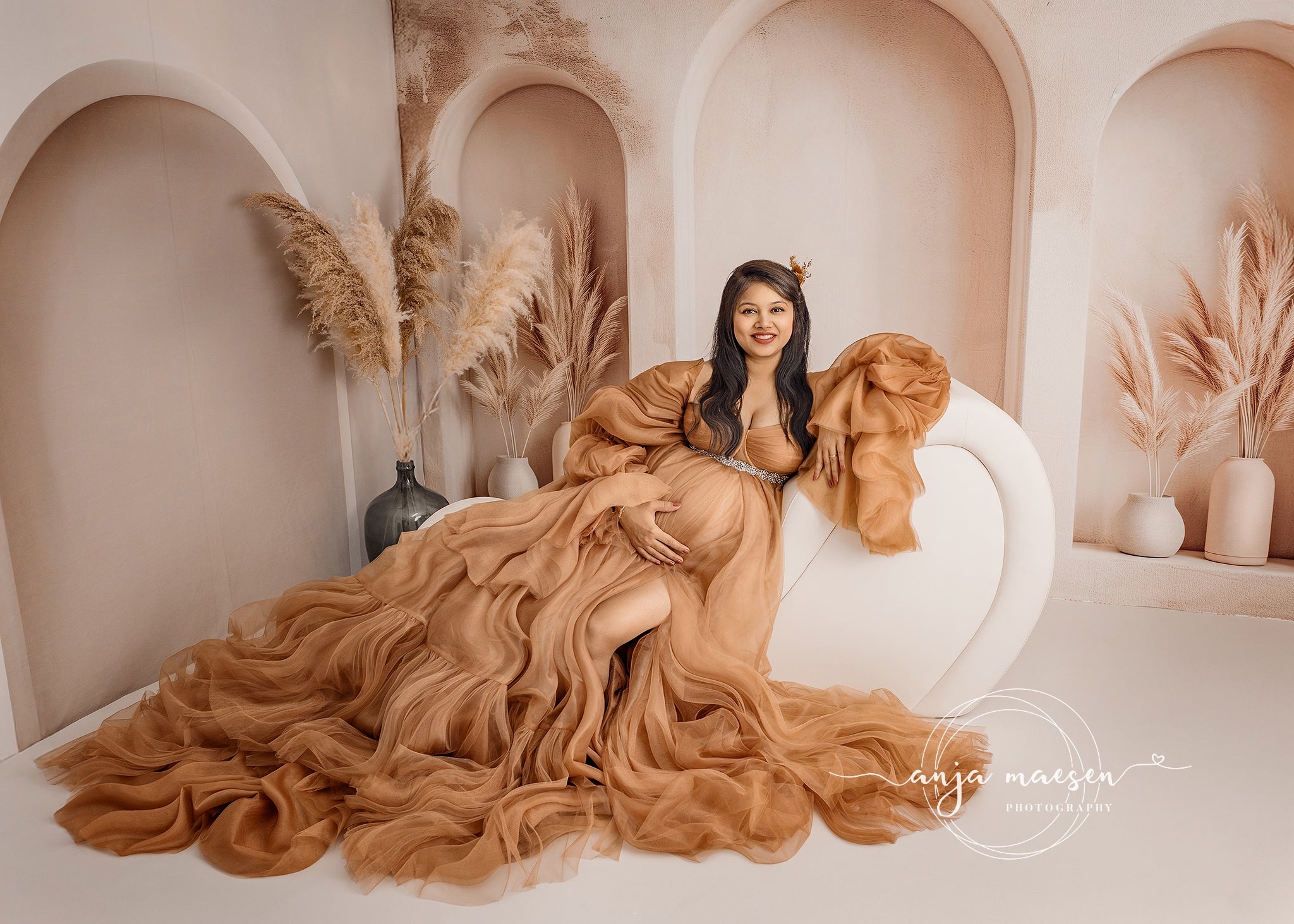Kate Beige Bogen Wandhintergrund von Patty Roberts