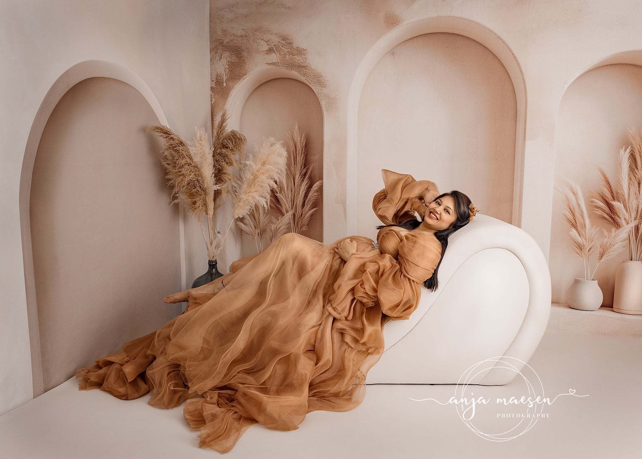 Kate Beige Bogen Wandhintergrund von Patty Roberts
