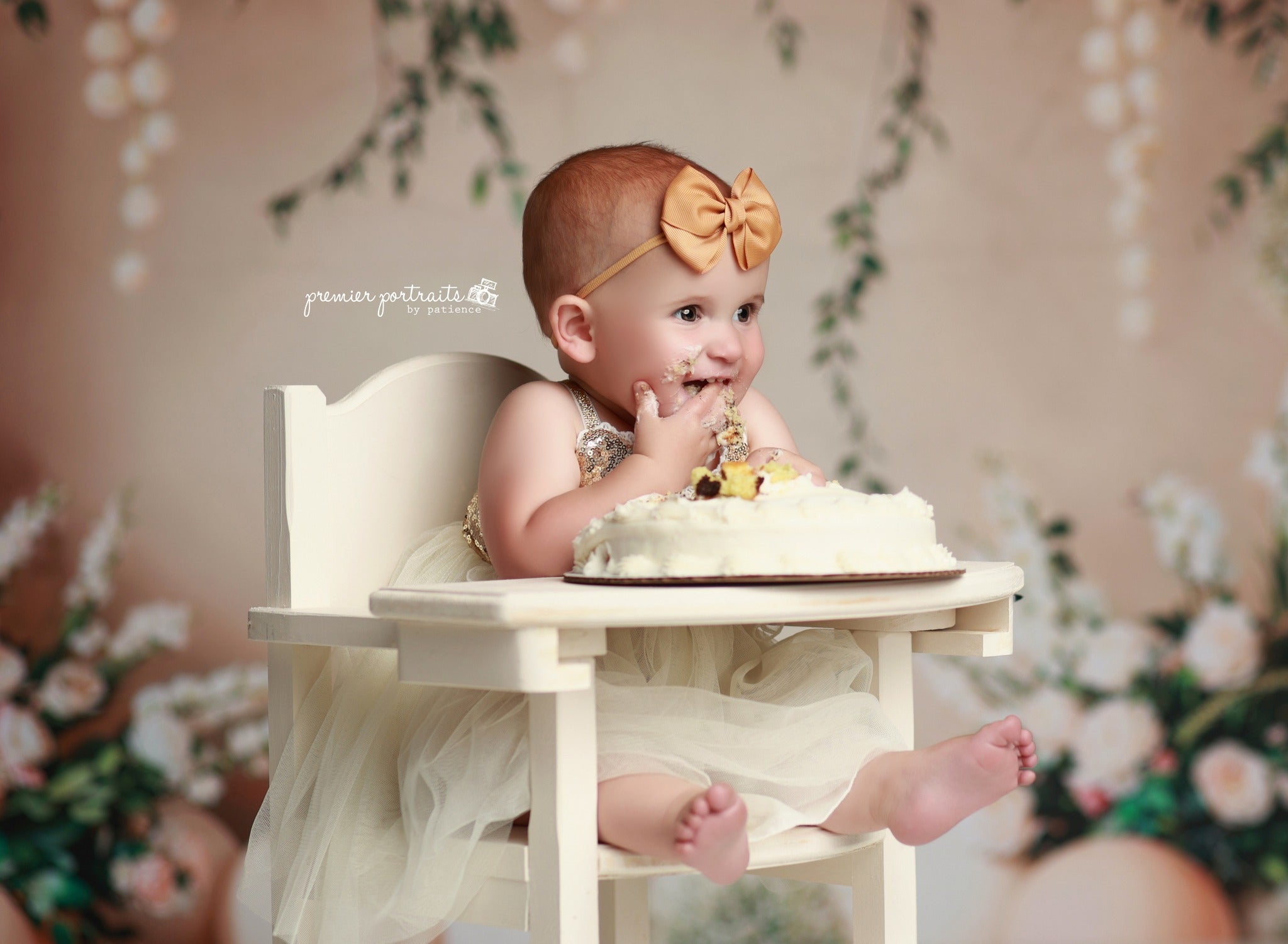 Kate Cake Smash Blume Beige Ballon-Wand Hintergrund Entworfen von Emetselch