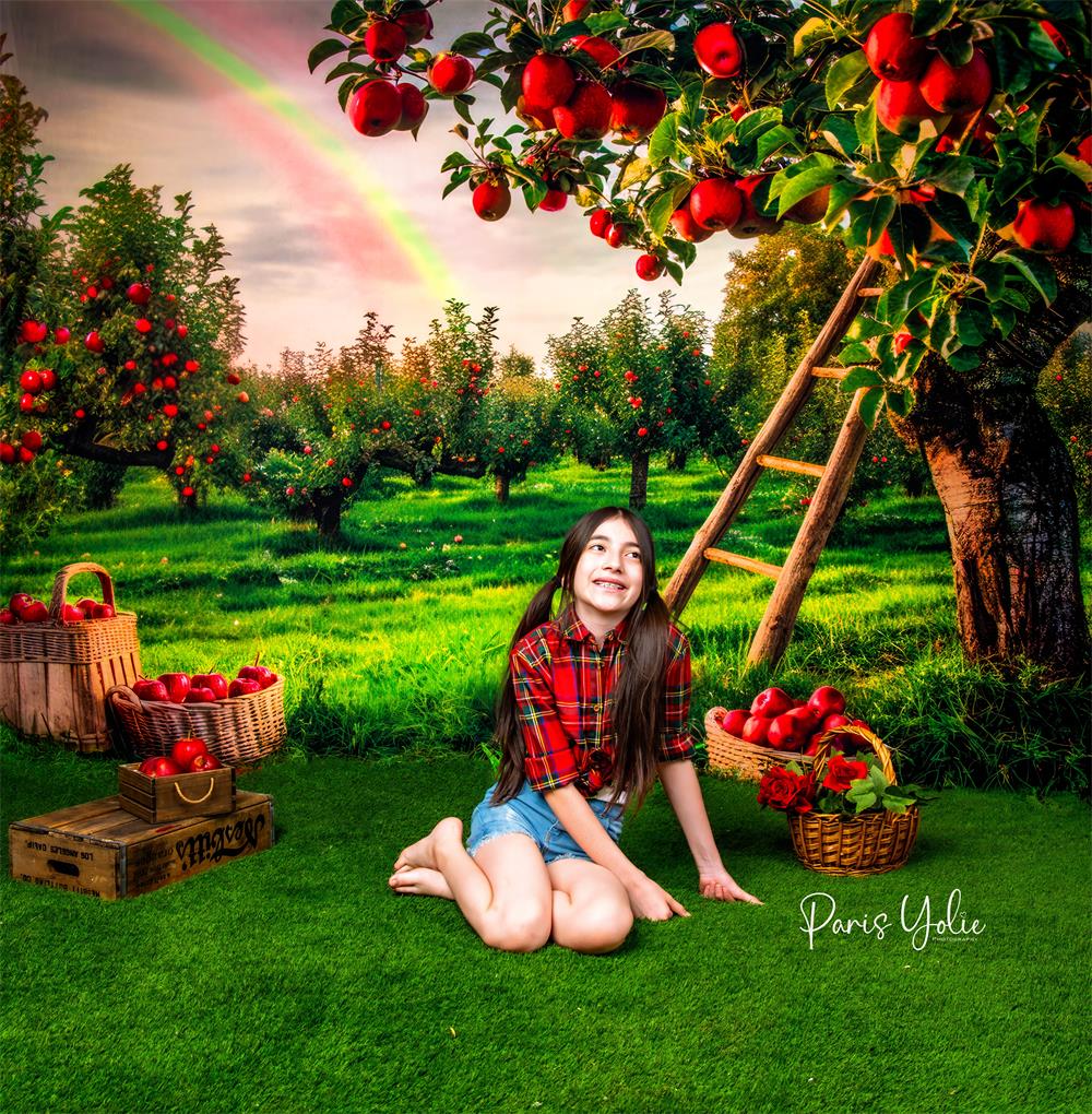 Kate Sommer Grün Wiesen Regenbogen Holzleiter Rote Apfel Obstgarten Hintergrund Entworfen von Mini MakeBelieve - Kate Backdrop.de