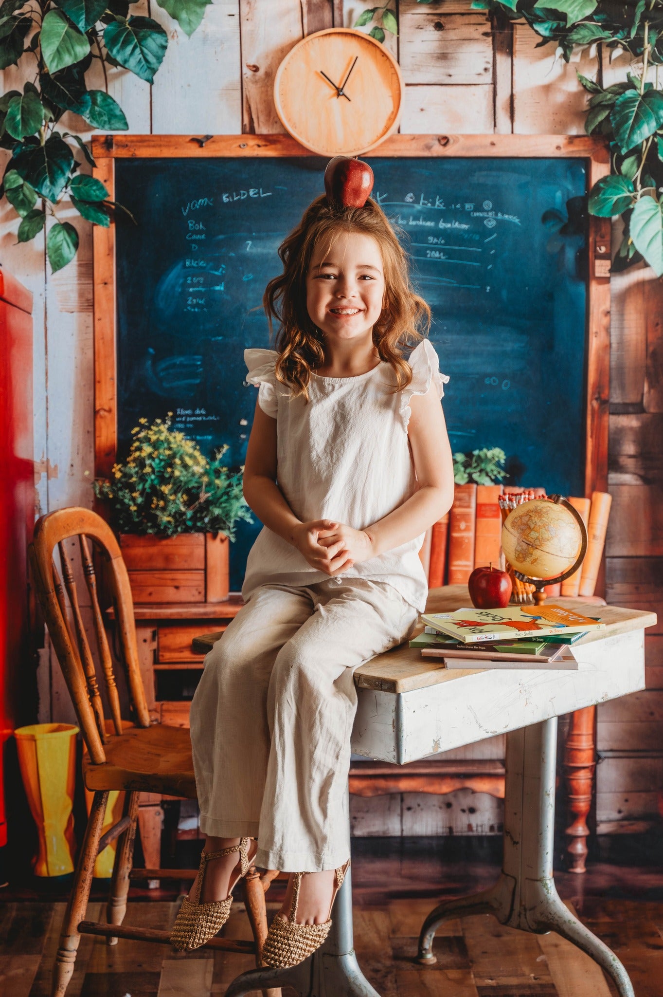 Kate Zurück zur Schule Roter Spind Hintergrund Entworfen von Emetselch - Kate Backdrop.de