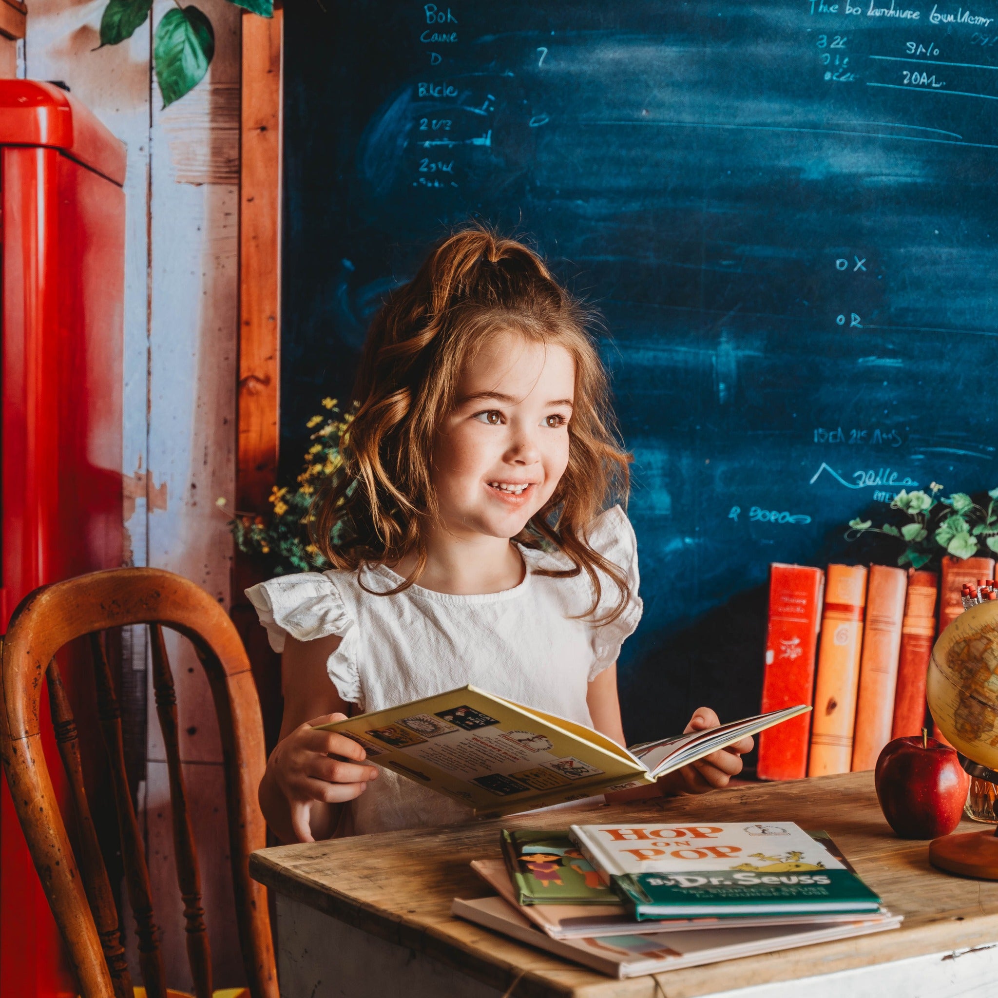 Kate Zurück zur Schule Roter Spind Hintergrund Entworfen von Emetselch - Kate Backdrop.de