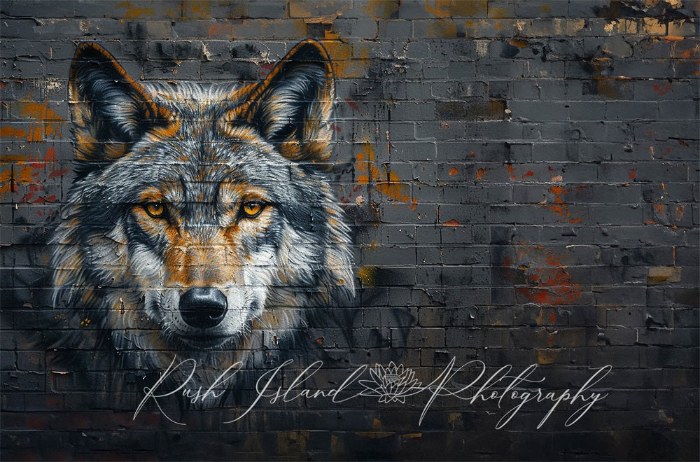 Kate Coole Braue Wolf Graffiti Schwarze Backsteinmauer Hintergrund Entworfen von Laura Bybee
