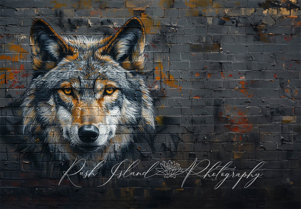 Kate Coole Braue Wolf Graffiti Schwarze Backsteinmauer Hintergrund Entworfen von Laura Bybee