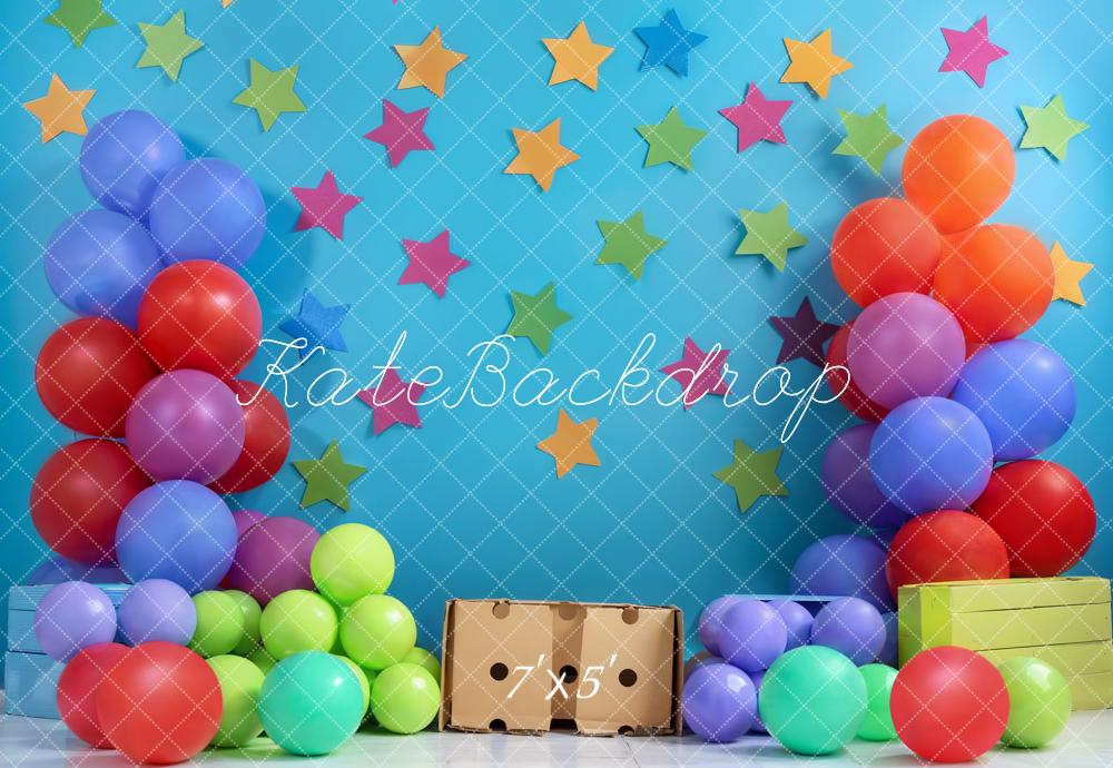 Kate Sommer Geburtstagstorte Smash Bunte Ballon und Stern Blaue Wand Hintergrund Entworfen von Emetselch