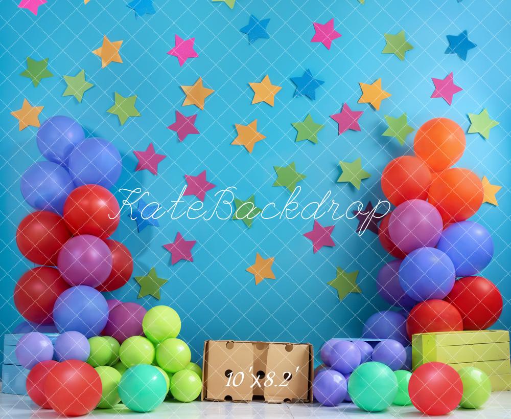 Kate Sommer Geburtstagstorte Smash Bunte Ballon und Stern Blaue Wand Hintergrund Entworfen von Emetselch