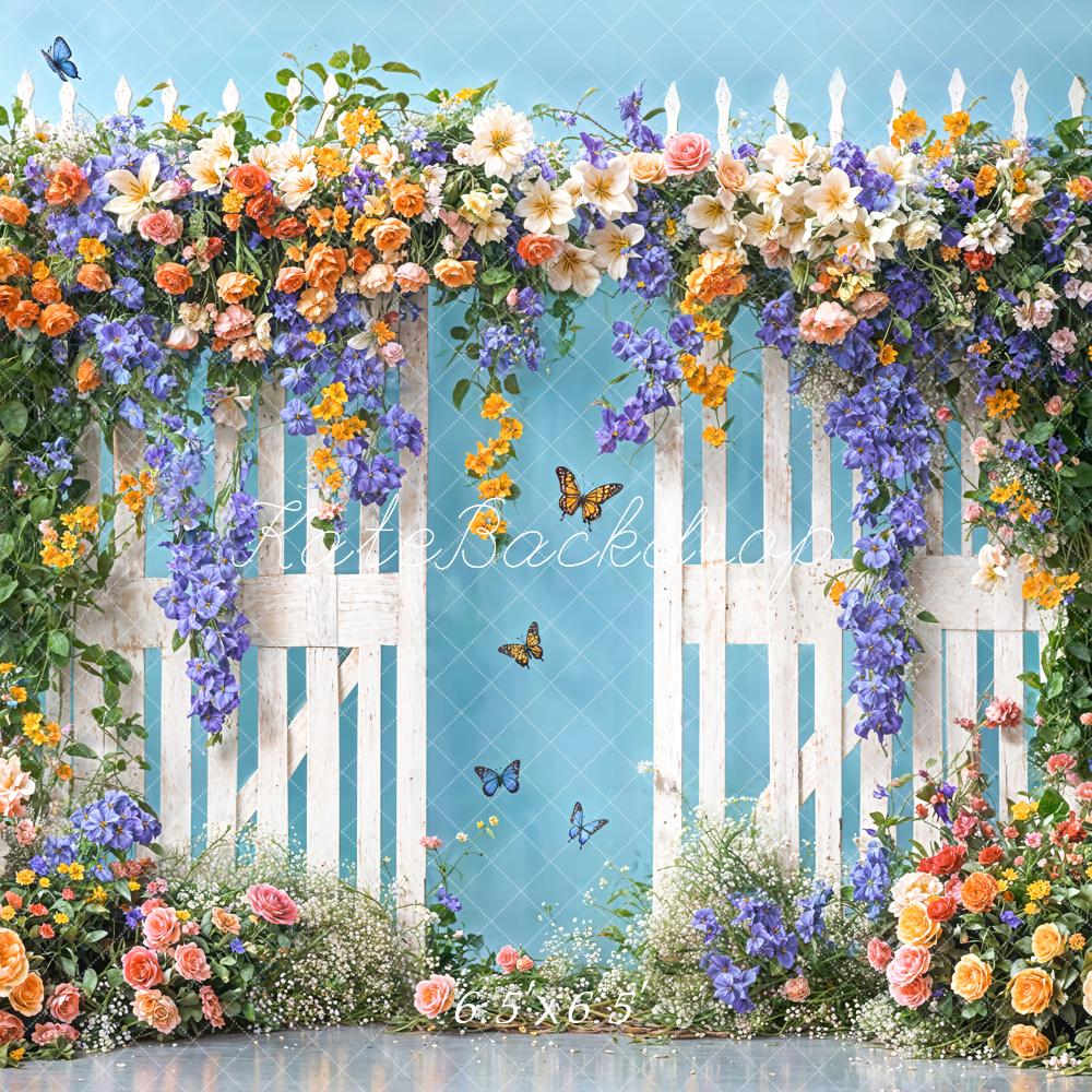 Kate Sommer Feine Kunst Bunte Blumenbogen Weißer Holzzaun Blaue Wand Hintergrund Entworfen von Chain Photography - Kate Backdrop.de