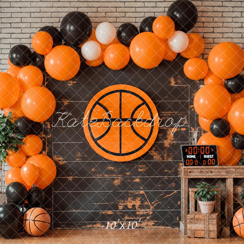 Kate Geburtstag Basketball Sport Anzeigetafel Bunte Ballon Bogen Beigefarbene Ziegelwand Hintergrund Entworfen von Emetselch