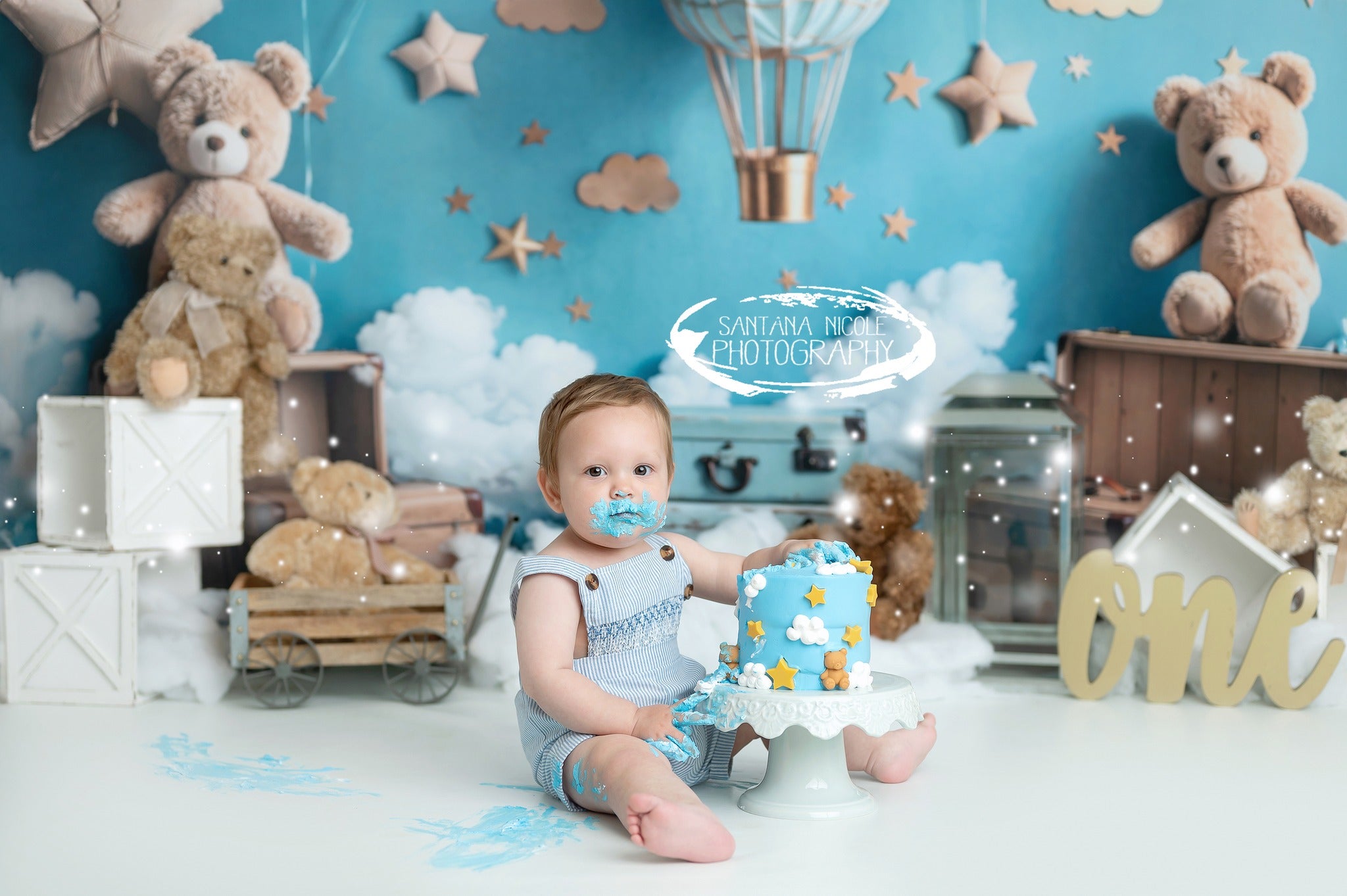 Kate Cartoon Heißluftballon Reise Teddybär Brauner Stern Blaue Wand Hintergrund Entworfen von Emetselch - Kate Backdrop.de