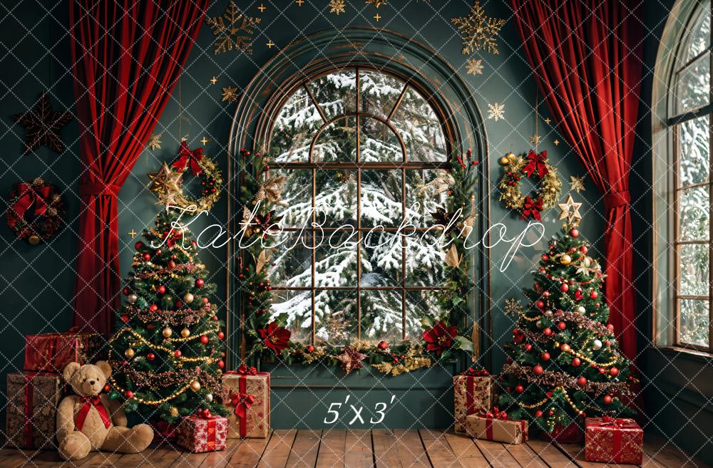 Kate Weihnachten Kranz Teddybär Roter Vorhang Dunkelgrünes Bogenfenster Hintergrund entworfen von Emetselch - Kate Backdrop.de
