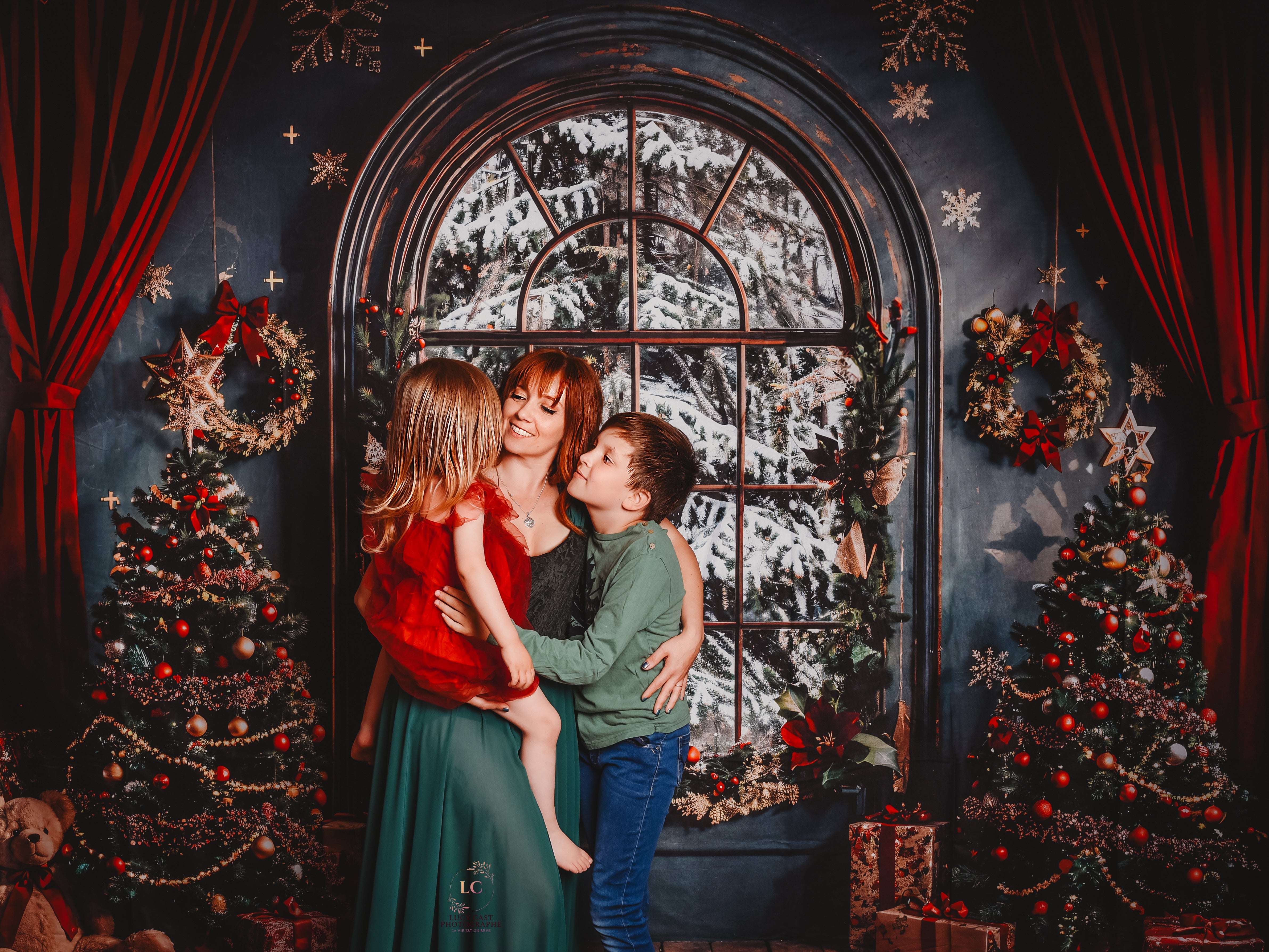 Kate Weihnachten Kranz Teddybär Roter Vorhang Dunkelgrünes Bogenfenster Hintergrund entworfen von Emetselch - Kate Backdrop.de