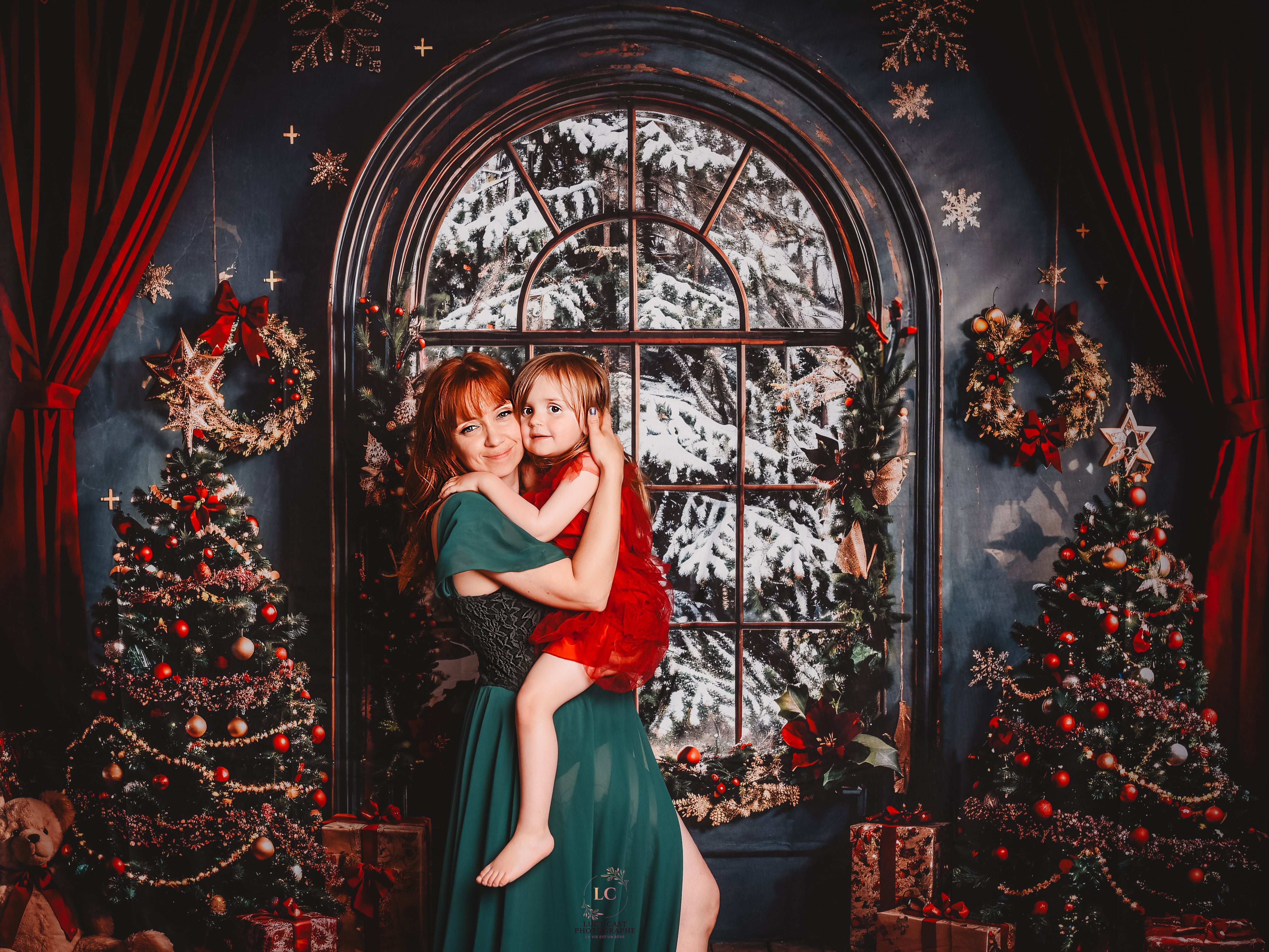 Kate Weihnachten Kranz Teddybär Roter Vorhang Dunkelgrünes Bogenfenster Hintergrund entworfen von Emetselch - Kate Backdrop.de