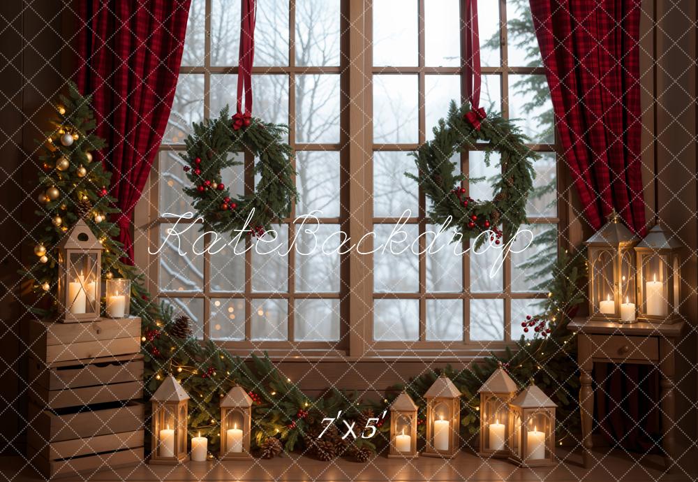 Kate Winter Weihnachten Indoor Grüner Kranz Roter Vorhang Weiße Eingerahmtes Fenster Hintergrund entworfen von Emetselch - Kate Backdrop.de