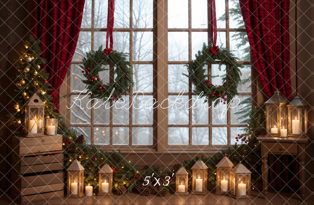 Kate Winter Weihnachten Indoor Grüner Kranz Roter Vorhang Weiße Eingerahmtes Fenster Hintergrund entworfen von Emetselch - Kate Backdrop.de