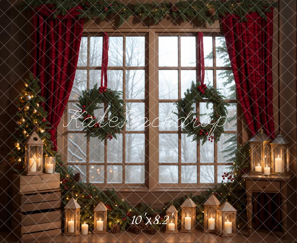 Kate Winter Weihnachten Indoor Grüner Kranz Roter Vorhang Weiße Eingerahmtes Fenster Hintergrund entworfen von Emetselch - Kate Backdrop.de