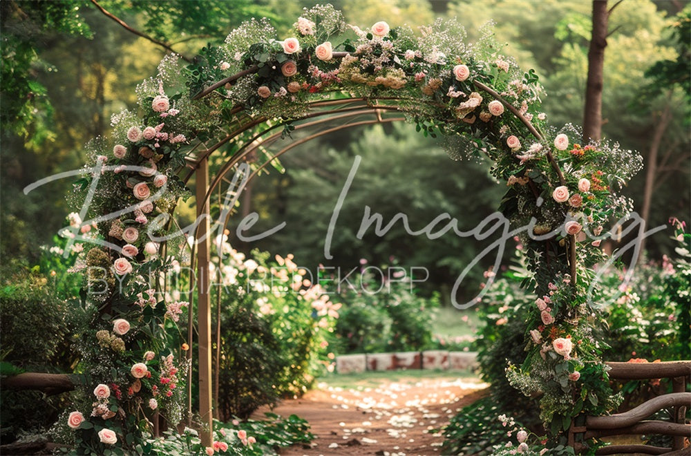 Kate Sommer Outdoor Wald Hochzeit Pinker Blumenbogen Pfad Hintergrund entworfen von Lidia Redekopp - Kate Backdrop.de