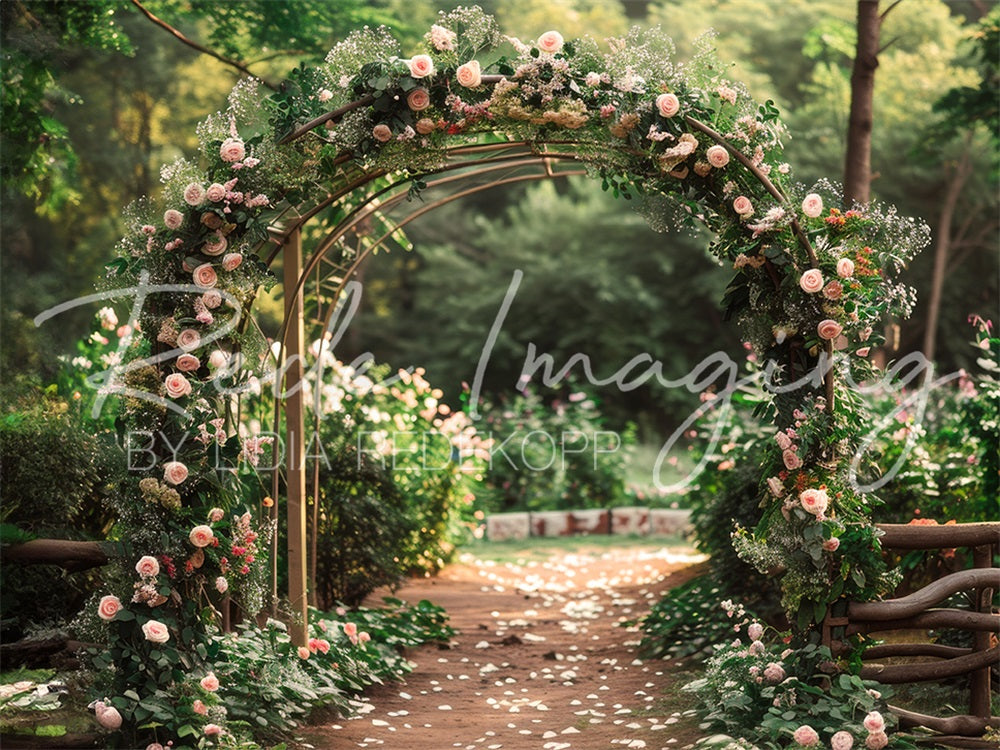 Kate Sommer Outdoor Wald Hochzeit Pinker Blumenbogen Pfad Hintergrund entworfen von Lidia Redekopp - Kate Backdrop.de