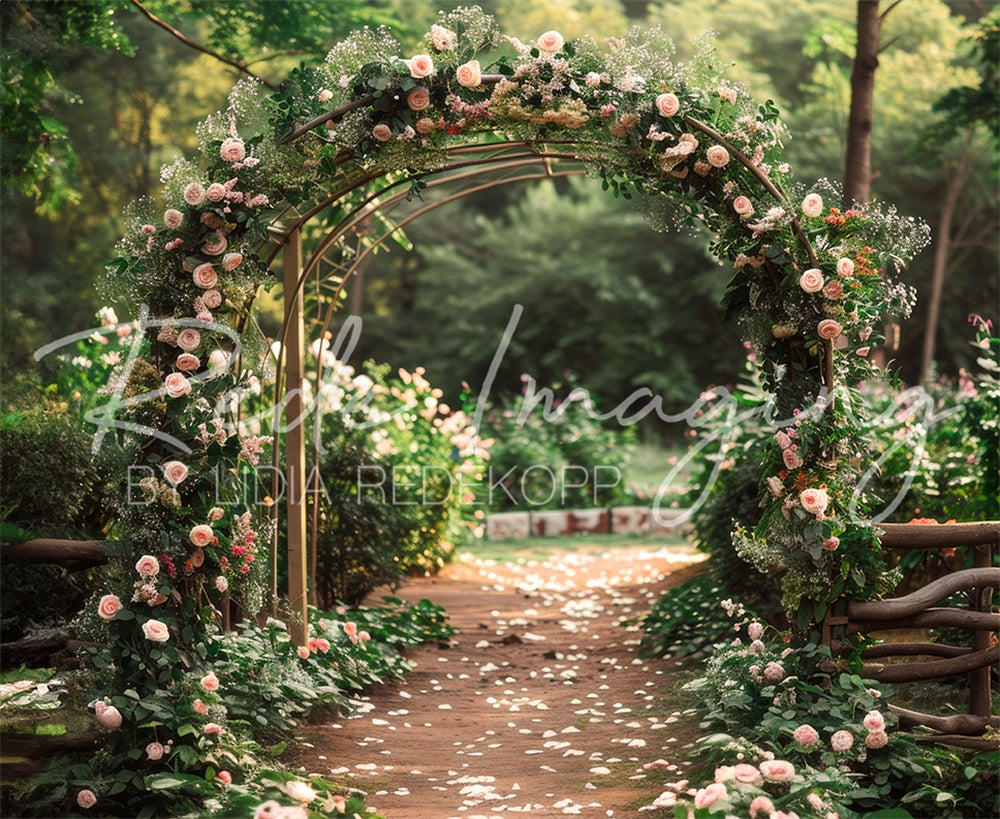 Kate Sommer Outdoor Wald Hochzeit Pinker Blumenbogen Pfad Hintergrund entworfen von Lidia Redekopp - Kate Backdrop.de