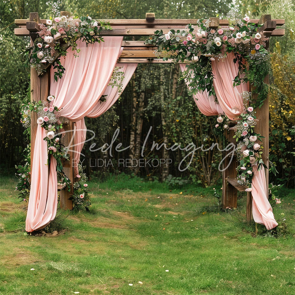 Kate Sommer Wald Hochzeit Pinkes Vorhang Florales Braunes Türrahmen Hintergrund entworfen von Lidia Redekopp - Kate Backdrop.de