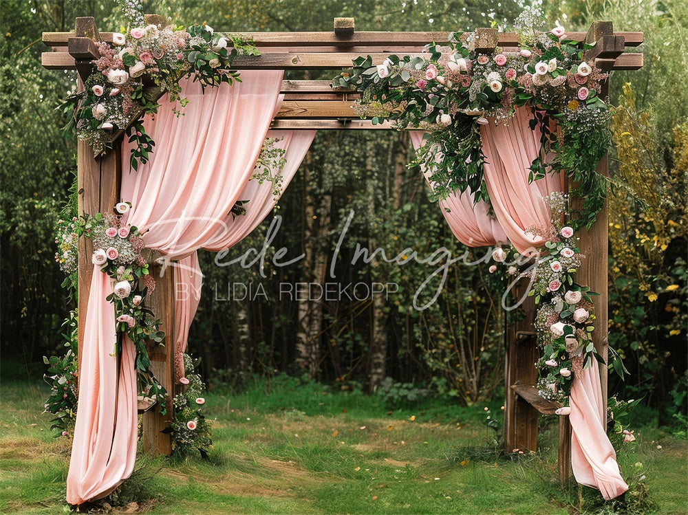 Kate Sommer Wald Hochzeit Pinkes Vorhang Florales Braunes Türrahmen Hintergrund entworfen von Lidia Redekopp - Kate Backdrop.de