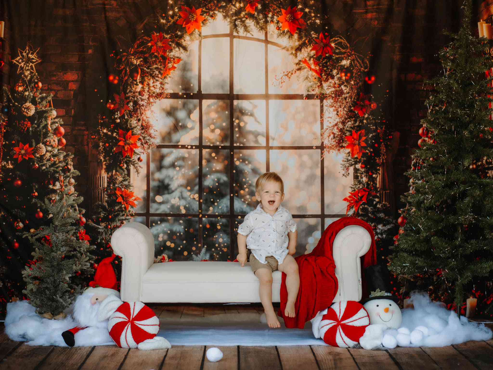 Kate Innen Weihnachten Baum Gebogenes Fenster Ziegel Wand Hintergrund Entworfen von Emetselch - Kate Backdrop.de