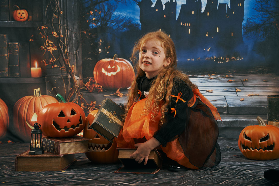 Kate Halloween Stadt Kürbis Schädel Lichter  Hintergrund+Herbst Kopfsteinpflaster Blätter Boden Hintergrund