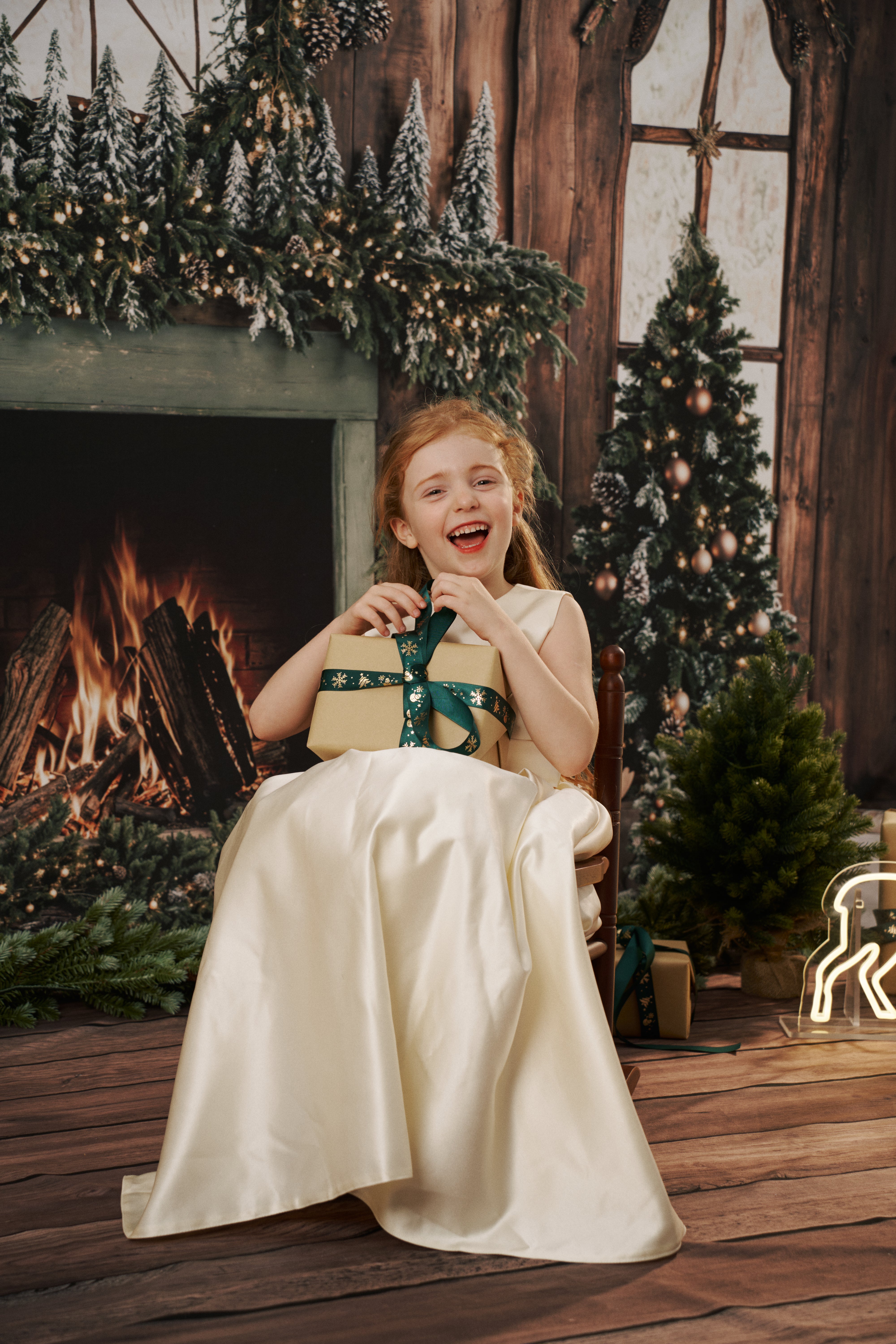 Kate Weihnachten Baum Holzkamin Kranz Hirsch Hintergrund entworfen von Emetselch - Kate Backdrop.de
