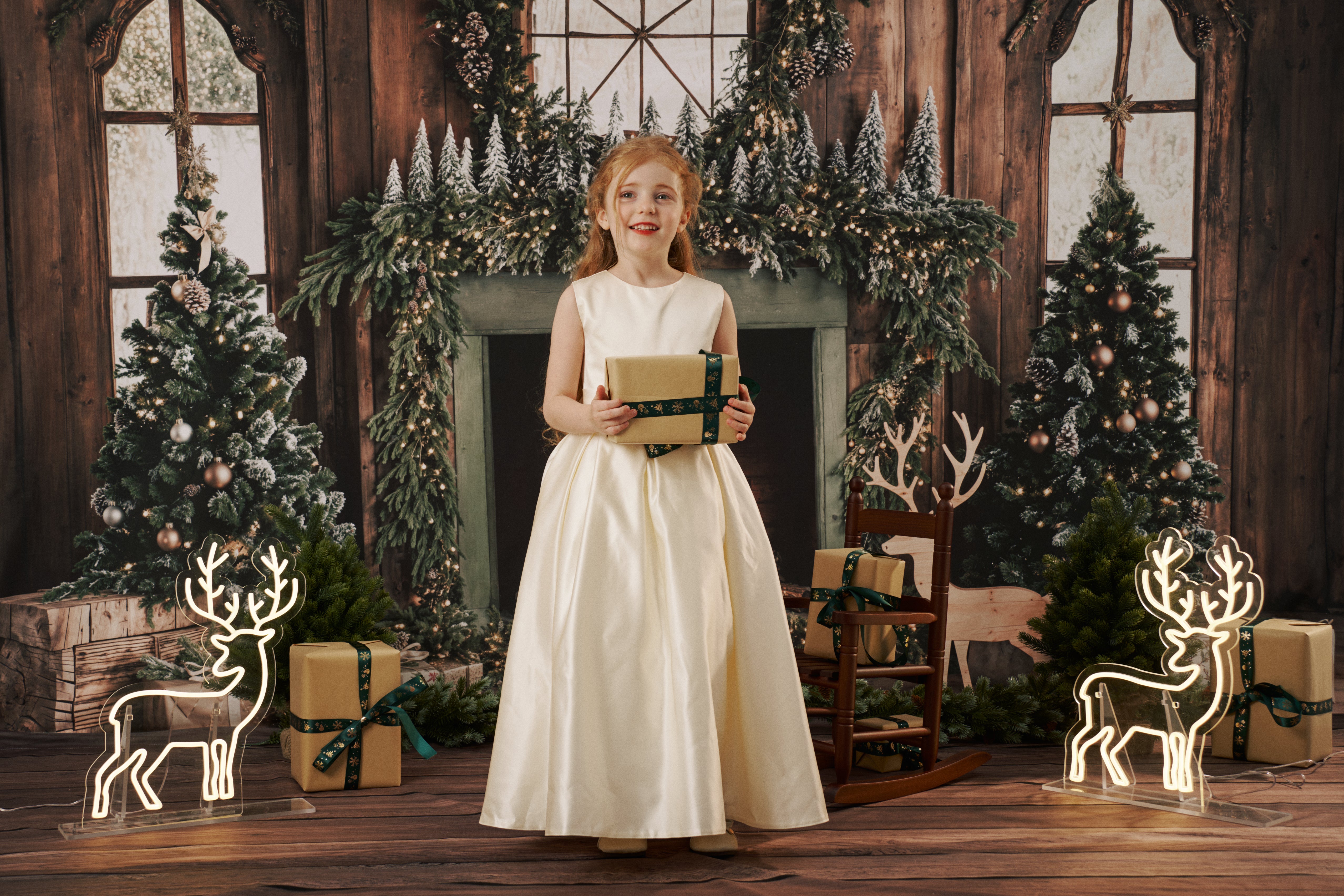 Kate Weihnachten Baum Holzkamin Kranz Hirsch Hintergrund entworfen von Emetselch