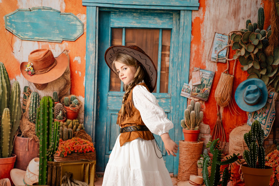Kate Western Blaue Tür Kakteen Orange Hintergrund Entworfen von Emetselch