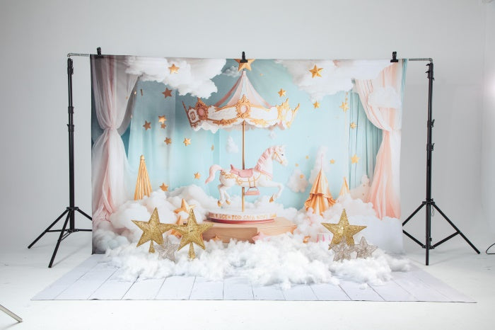 Kate Kinder Karussell Wolken Pastell Hintergrund Entworfen von Emetselch