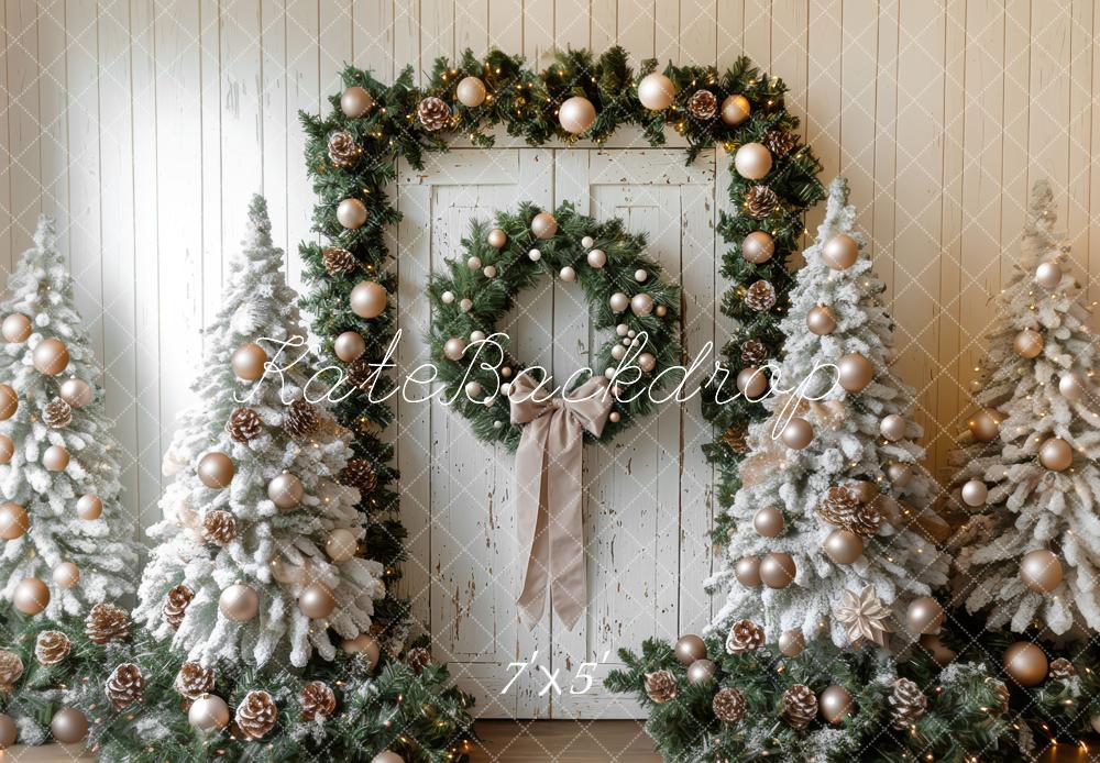 Kate Weihnachten-Kranz Tür verschneiten Bäumen Hintergrund Entworfen von Mini MakeBelieve - Kate Backdrop.de