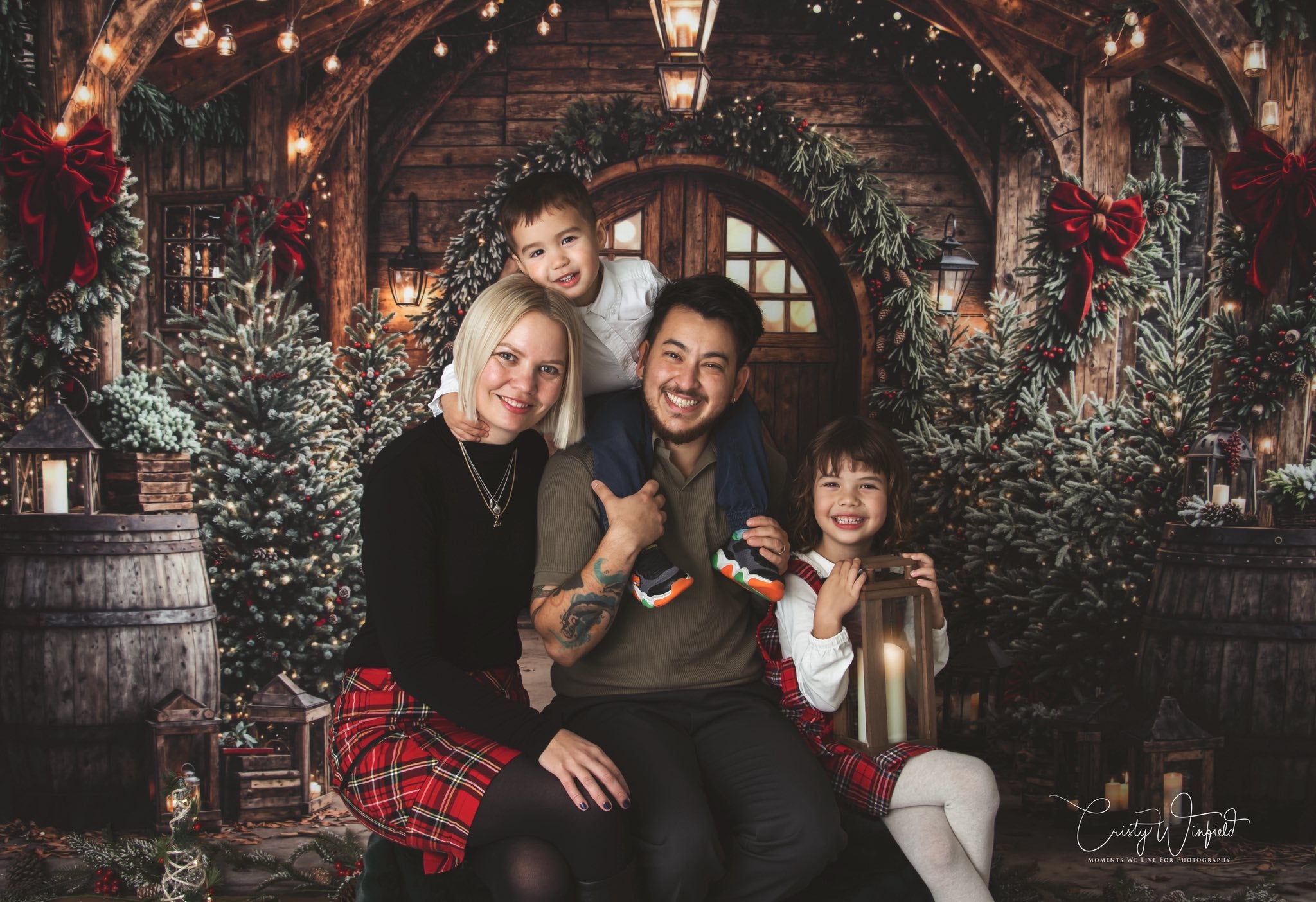 Kate Weihnachten Holzscheune Tür Kranz Hintergrund Entworfen von Emetselch