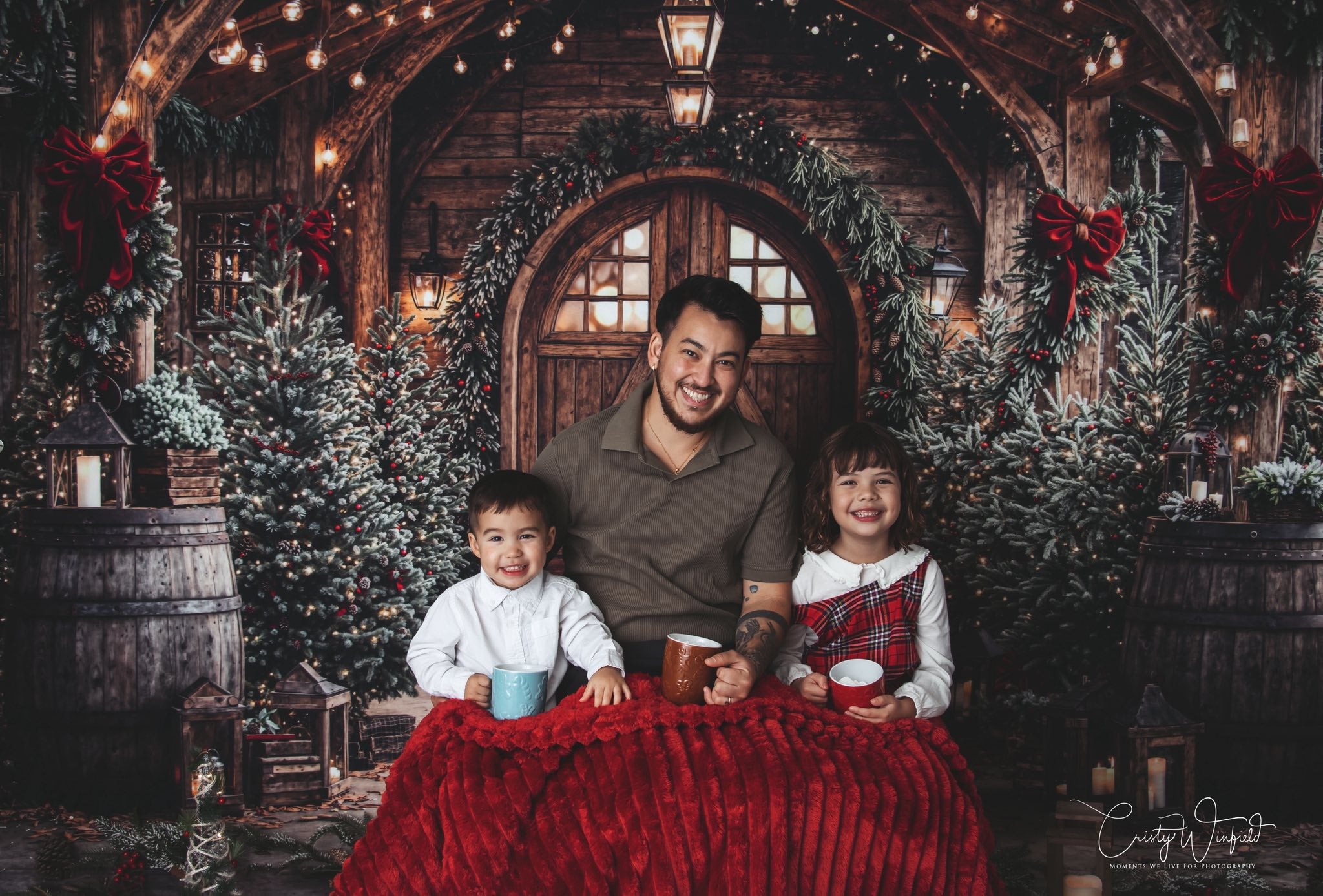 Kate Weihnachten Holzscheune Tür Kranz Hintergrund Entworfen von Emetselch