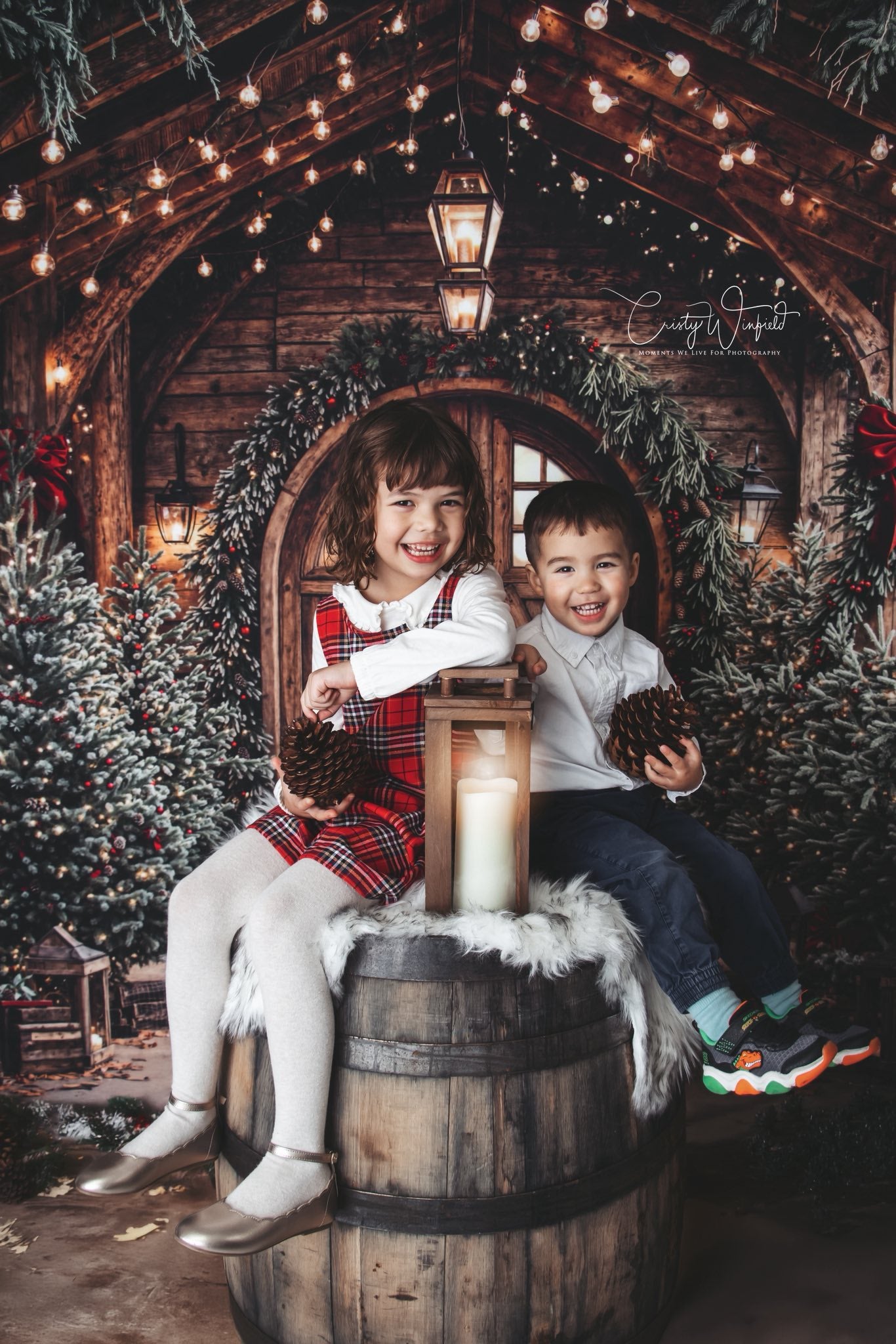 Kate Weihnachten Holzscheune Tür Kranz Hintergrund Entworfen von Emetselch