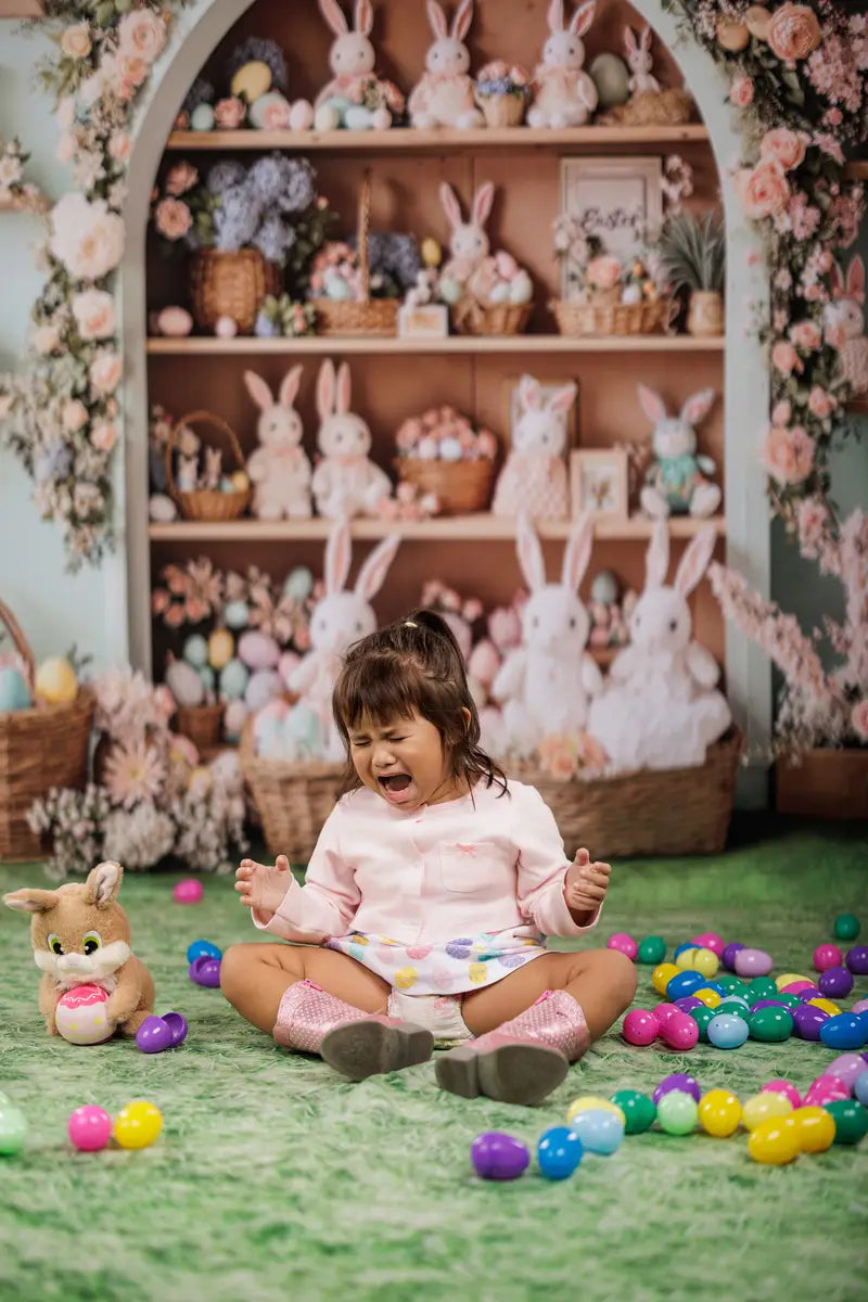 Kate Osterhasen-Blumenbogen-Schrank Pastellfarbene Eierkörbe Hintergrund+Frühlingsgrünes Gras boden Hintergrund