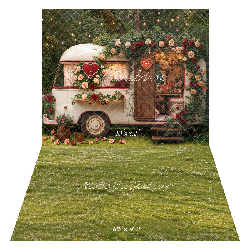 Kate Valentinstag Vintage Camper Blumengirlande Lichterkette Hintergrund+Frühlingsgrüne Wiese mit weißen Blumen auf dem Boden Hintergrund
