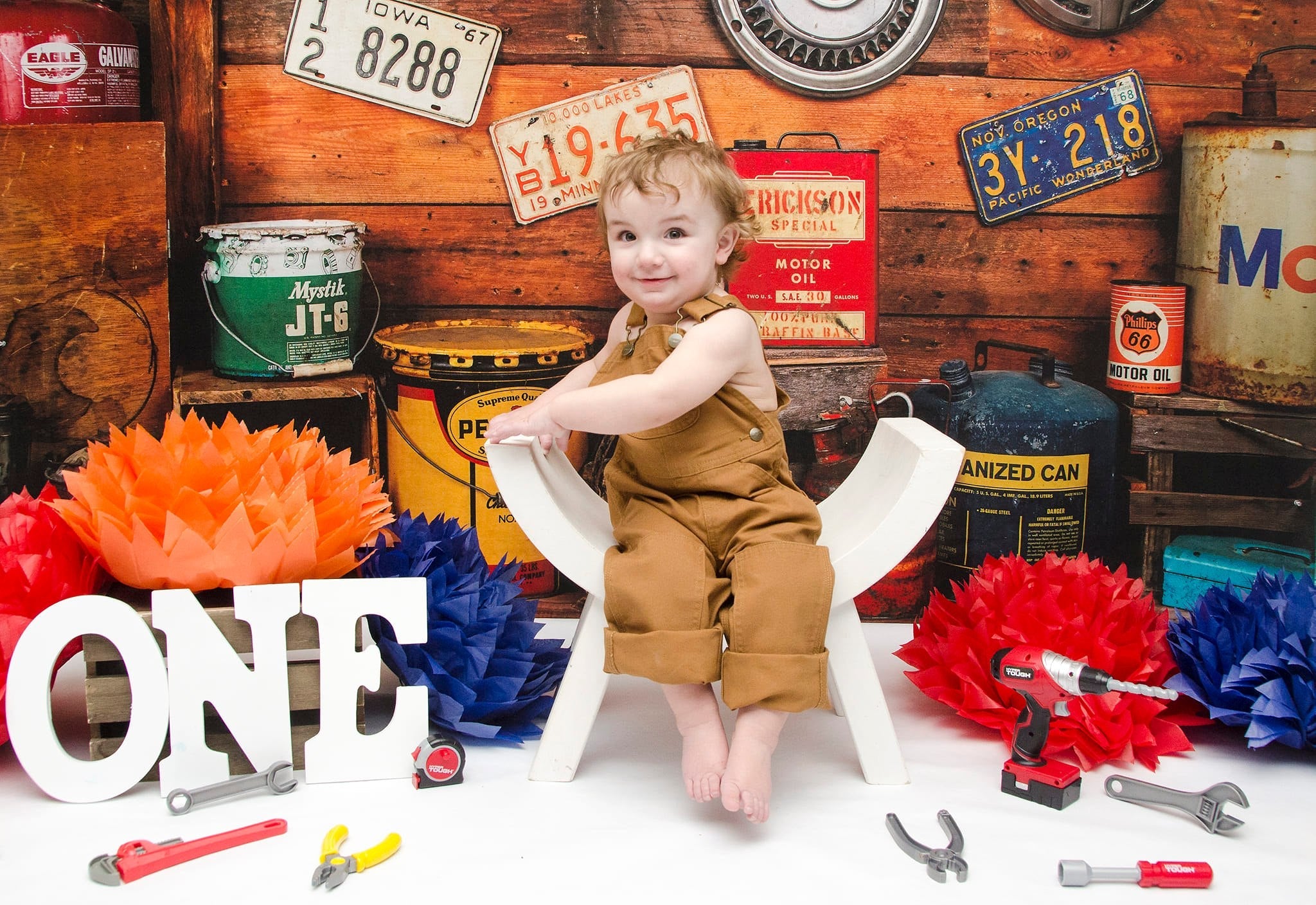 Super Sale-C Kate Garage Jungen / Vatertag Hintergrund  von Arica Kirby