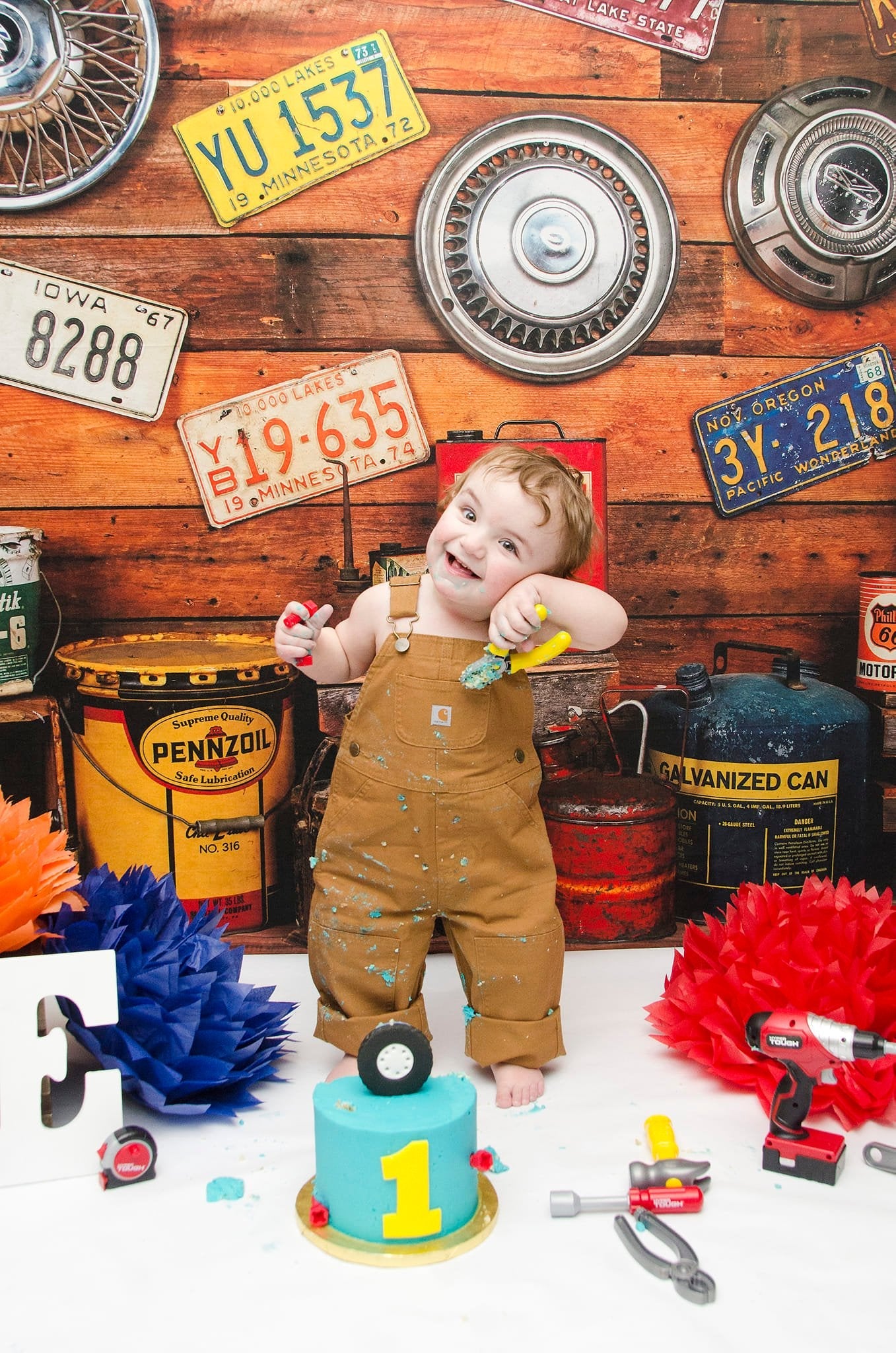 Super Sale-C Kate Garage Jungen / Vatertag Hintergrund  von Arica Kirby
