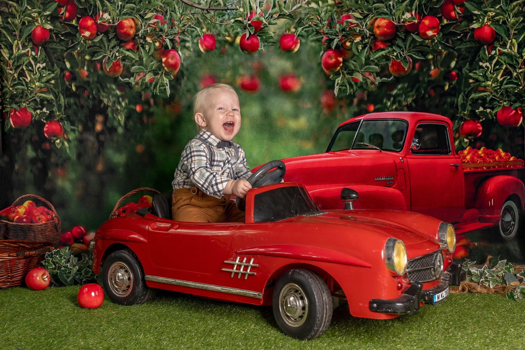 Kate Frühling Apfel Obstgarten roten LKW Hintergrund  von Rosabell Fotografie - Kate Backdrop.de