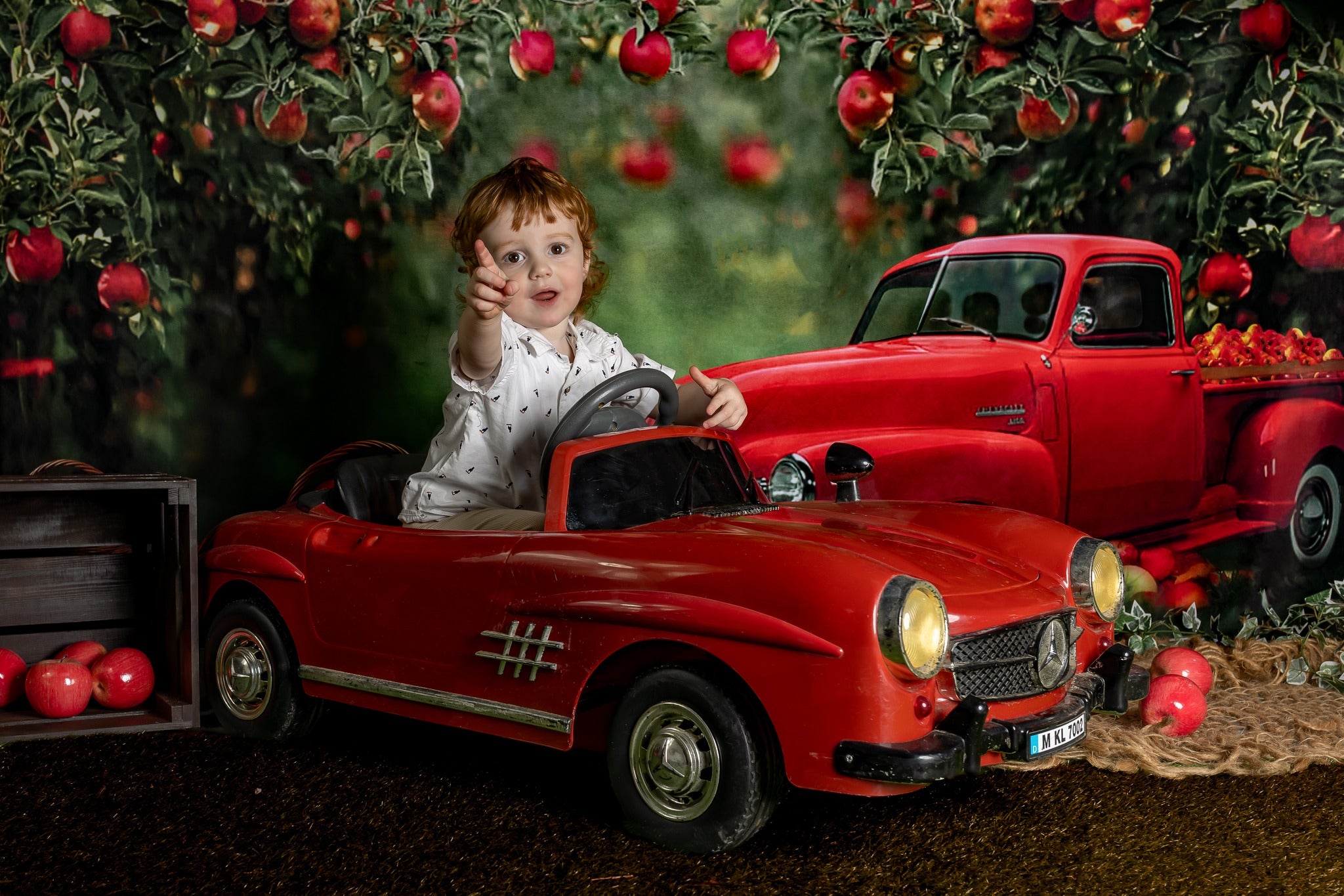 Kate Frühling Apfel Obstgarten roten LKW Hintergrund  von Rosabell Fotografie - Kate Backdrop.de
