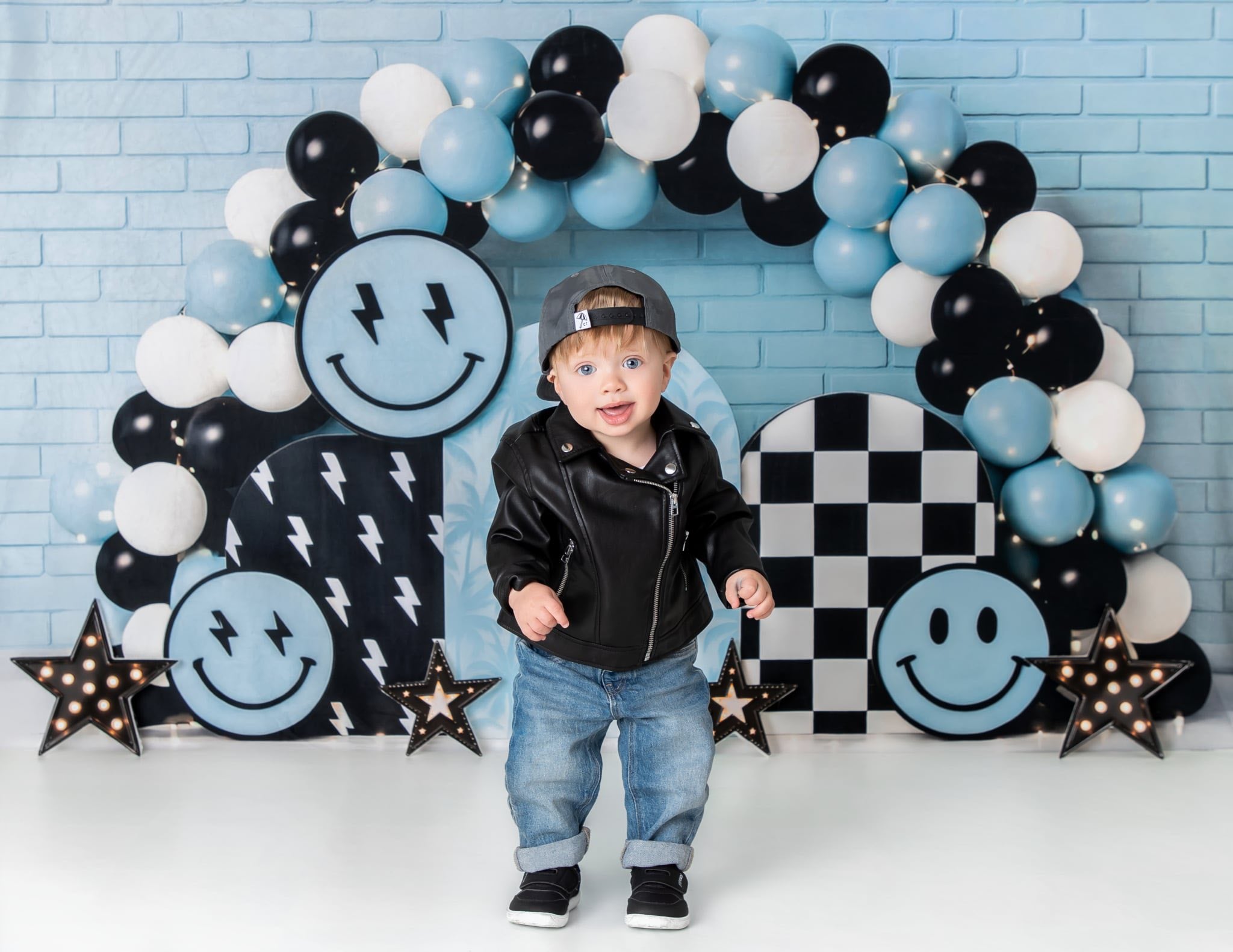 Kate Cake Smash Smiley Blauer Ballonbogen Hintergrund von Ashley Paul