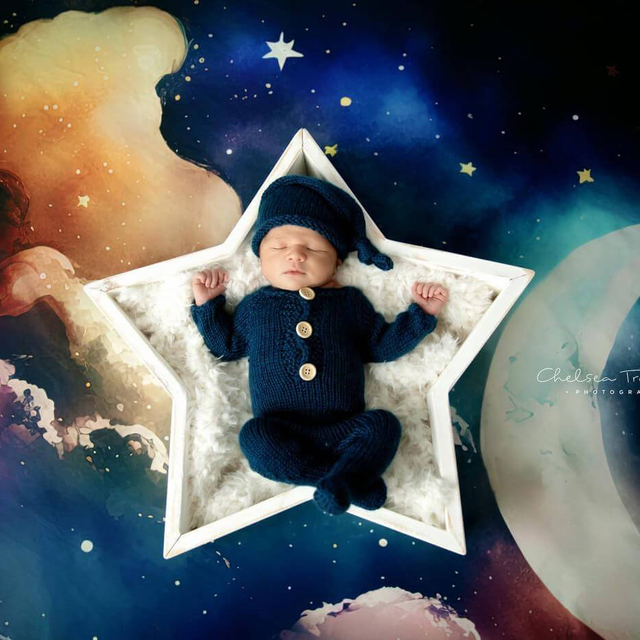 Ein Baby, das auf einer Holzstütze in den Sternen steht