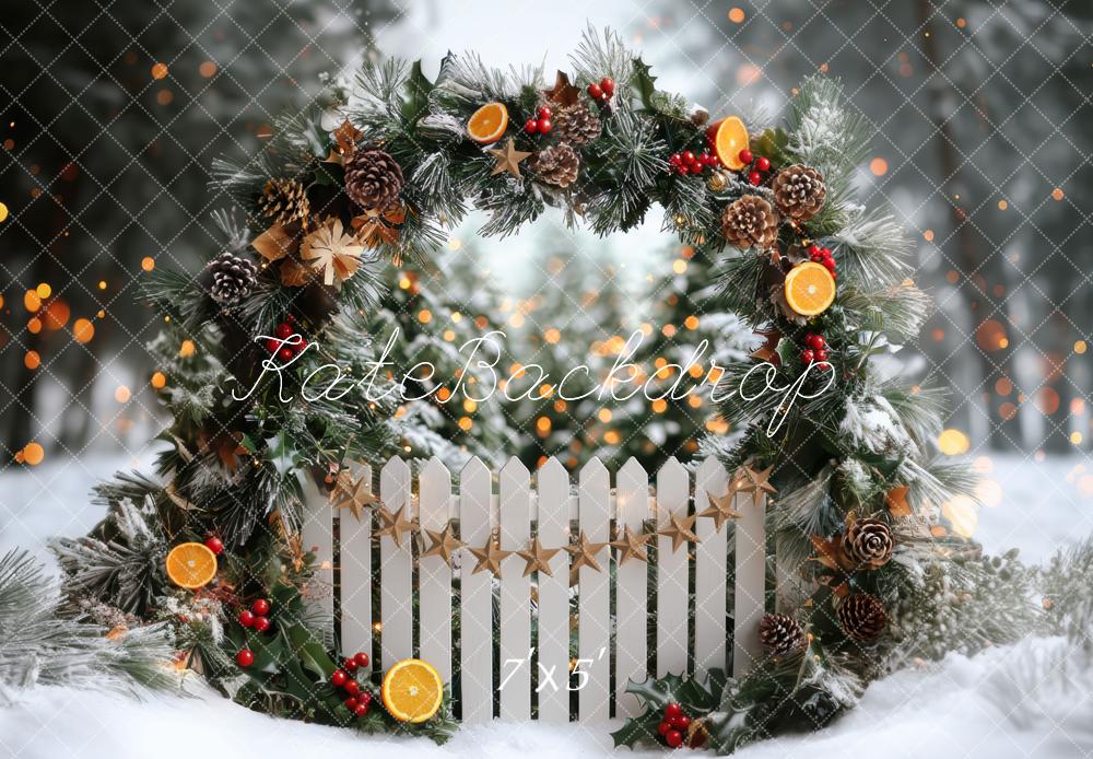Kate Weihnachten Tannenbogen Zaun Schnee Hintergrund Entworfen von Mini MakeBelieve - Kate Backdrop.de