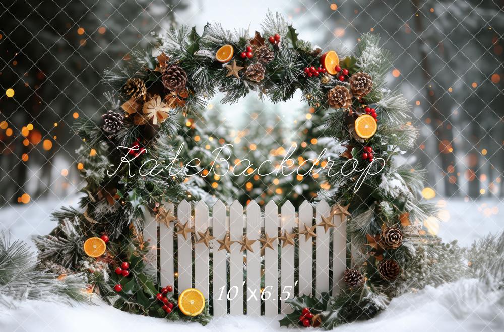 Kate Weihnachten Tannenbogen Zaun Schnee Hintergrund Entworfen von Mini MakeBelieve - Kate Backdrop.de