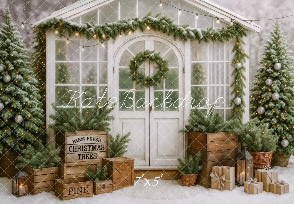 Kate Weihnachten Winterhaus Tannenzweige Weiß Hintergrund Entworfen von Patty Roberts
