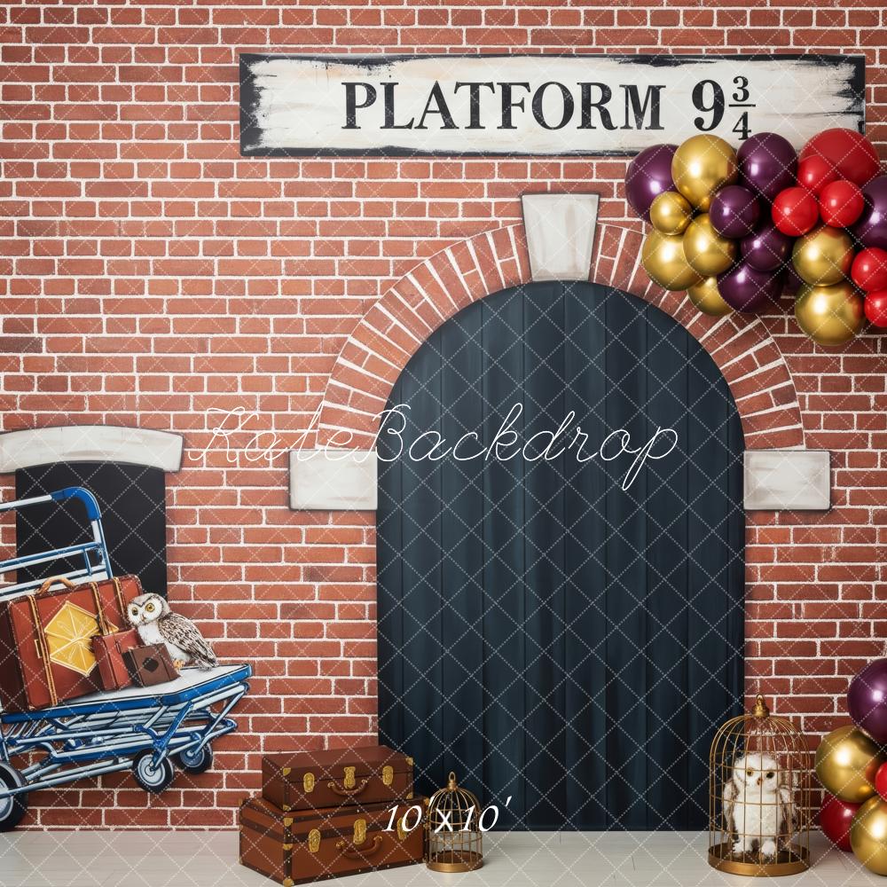 Kate Zauberschule Backstein Bogen Koffer Ballons Hintergrund Entworfen von Patty Roberts